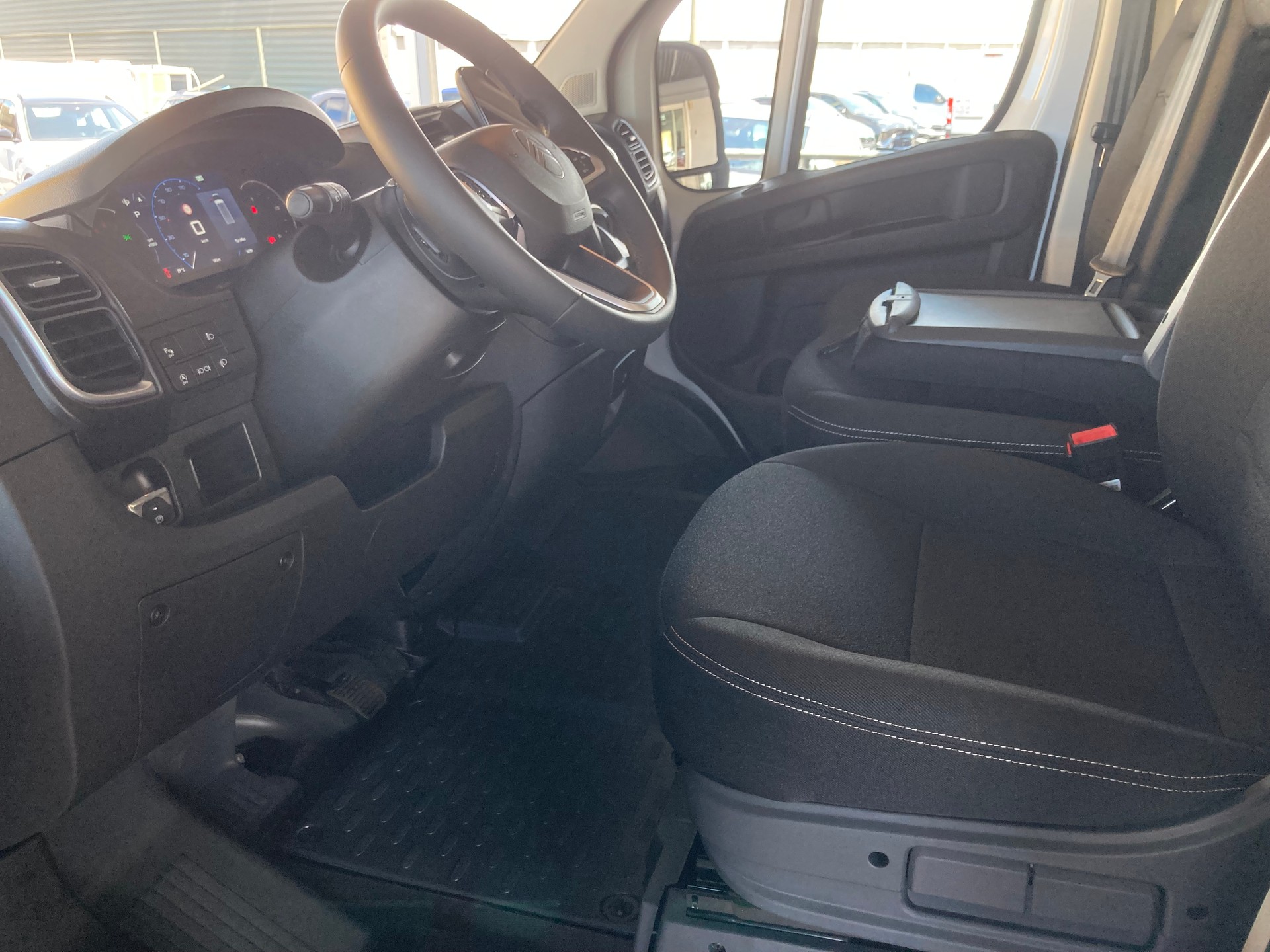 CITROEN Jumper 35 2.2 BlueHDi 140 L2H2 Automat Kasten-image-13