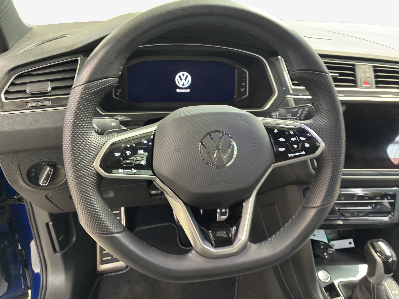 VW Tiguan 2.0 TDI SCR R-Line 4Motion DSG-image-9