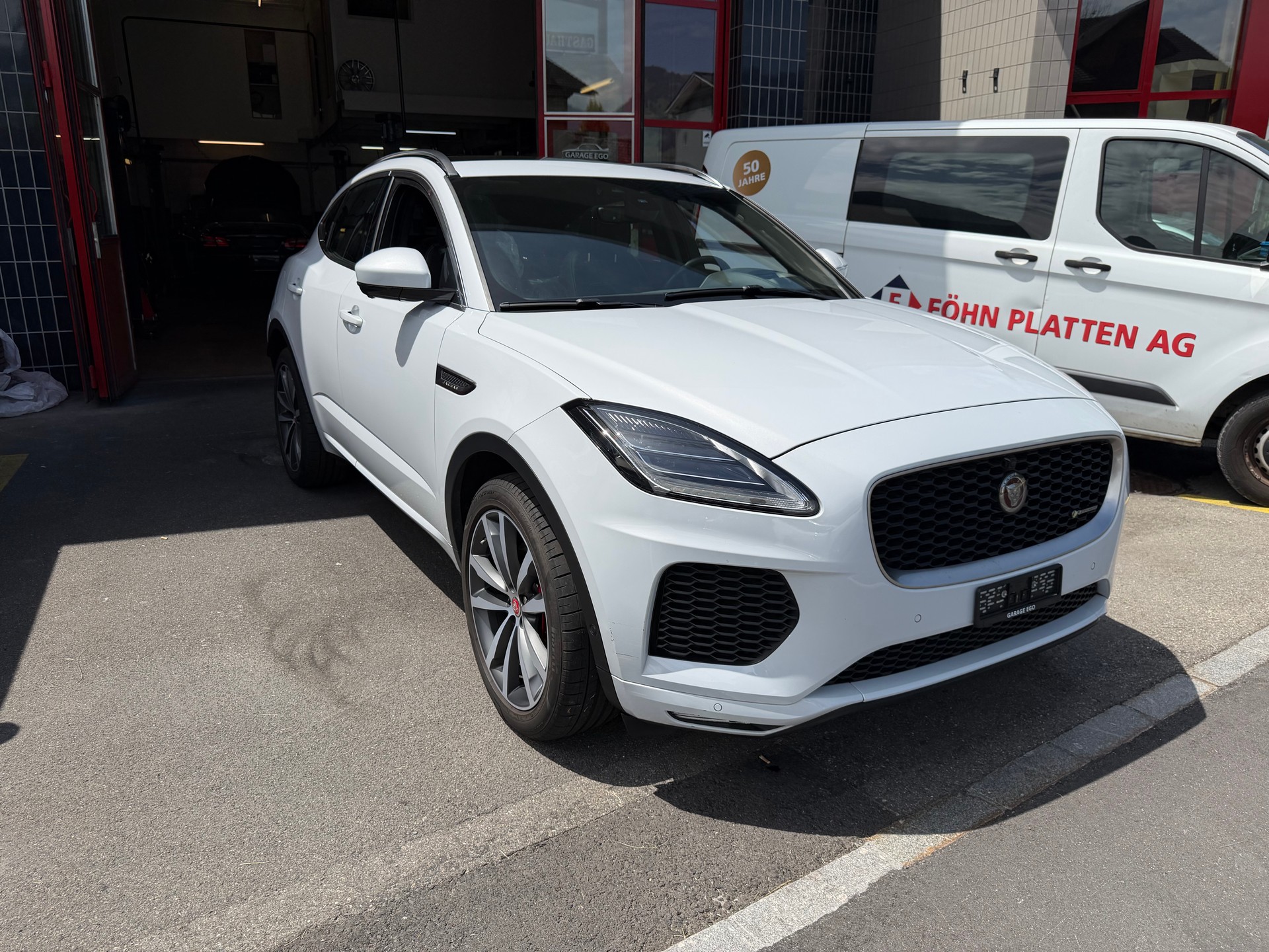 JAGUAR 2.0 D 180 R-Dynamic SE AWD-image-1