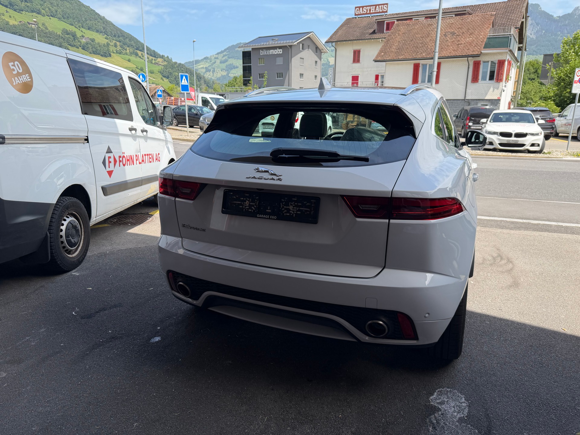 JAGUAR 2.0 D 180 R-Dynamic SE AWD-image-2