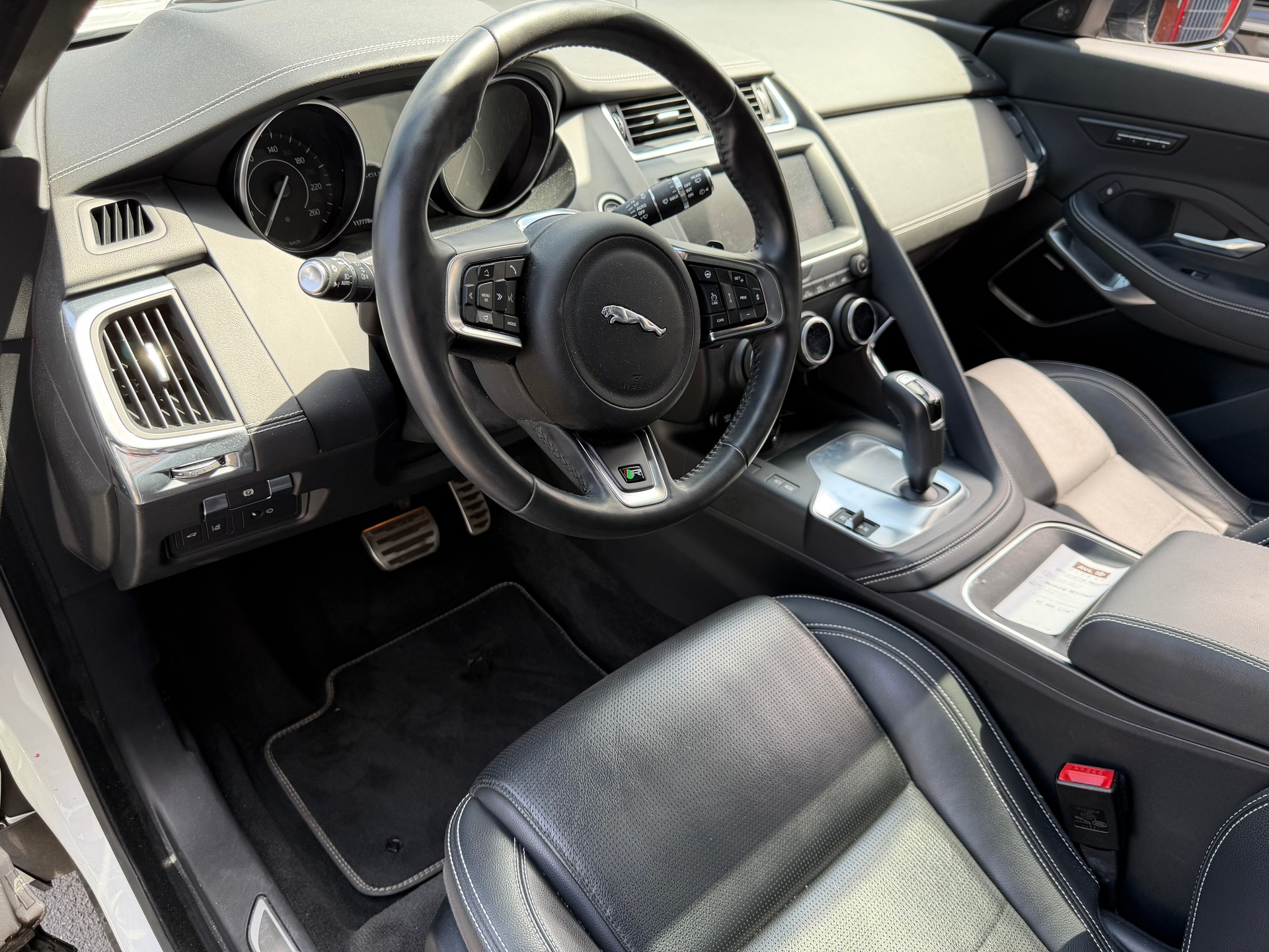 JAGUAR 2.0 D 180 R-Dynamic SE AWD-image-3