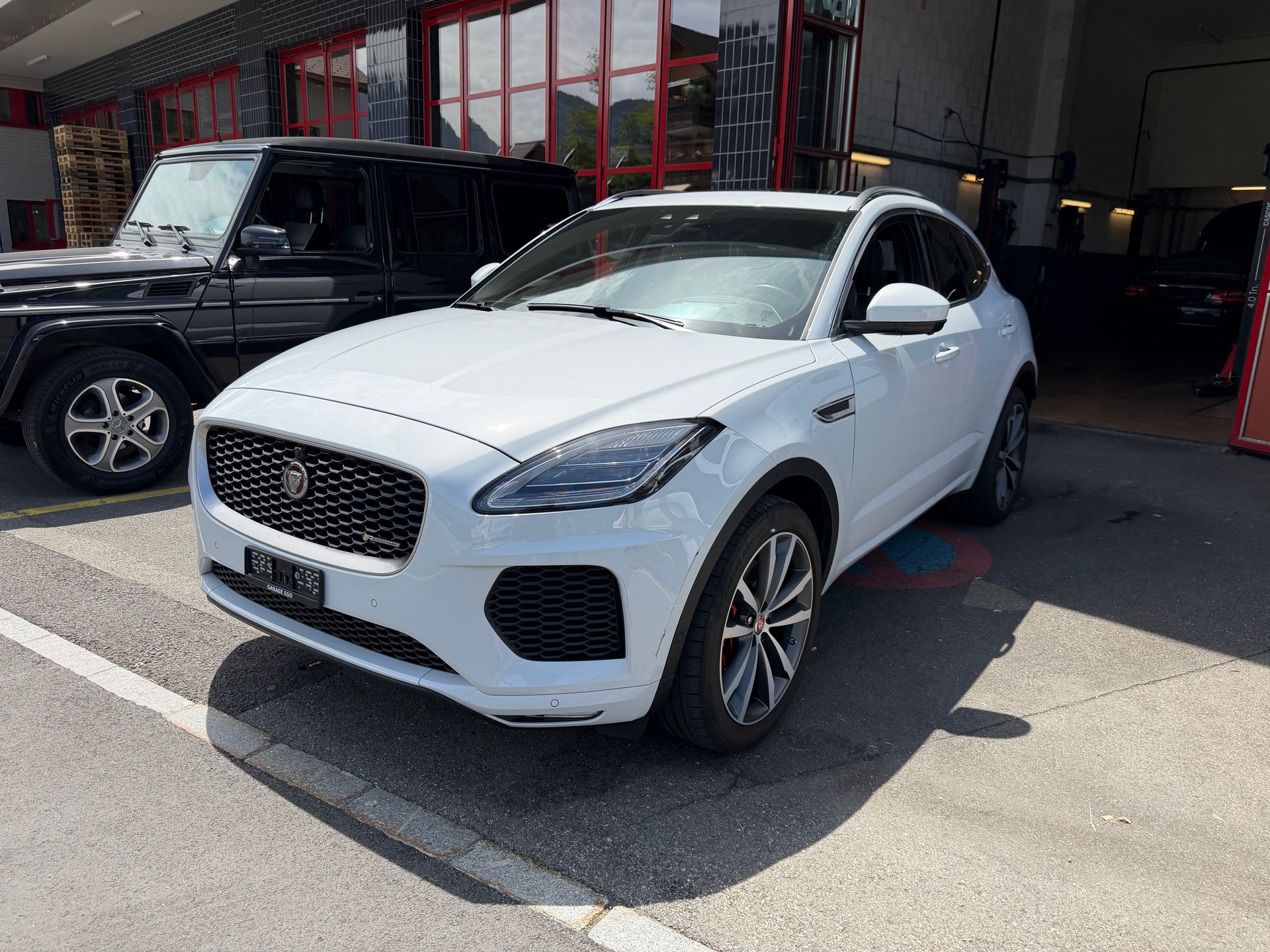 JAGUAR 2.0 D 180 R-Dynamic SE AWD-image-0