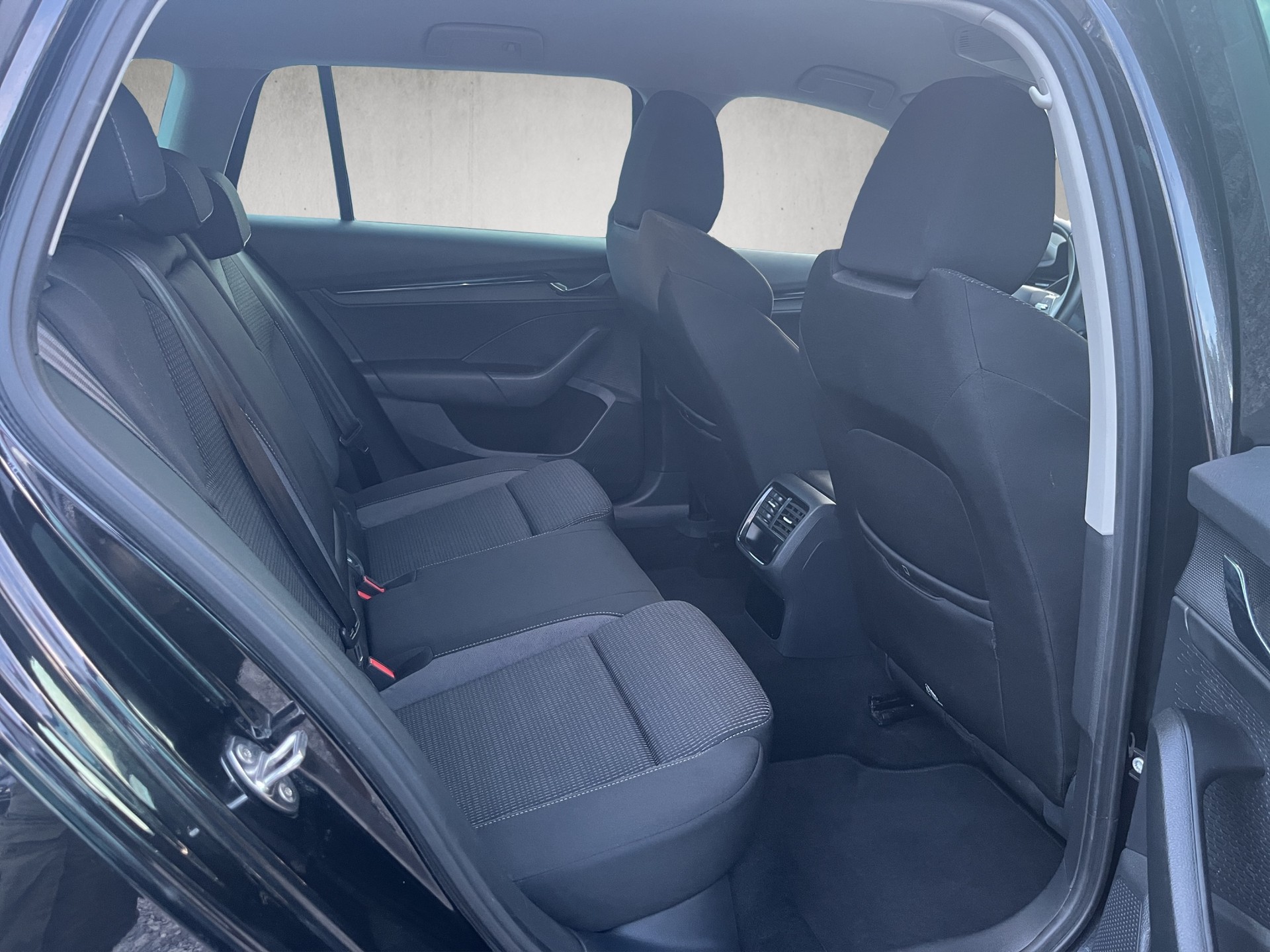 SKODA Octavia Combi 1.0 TSI mHEV DSG Ambition-image-12