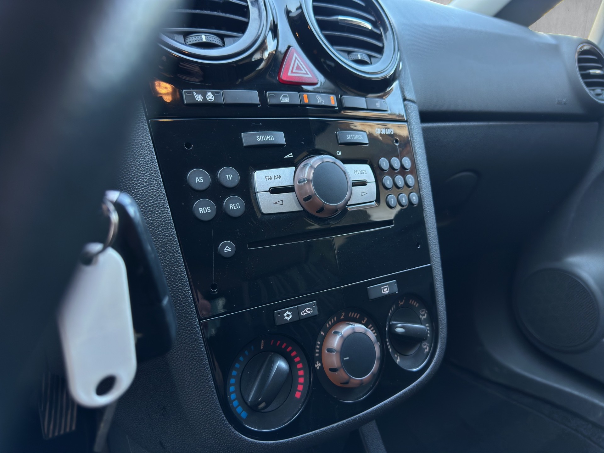 OPEL Corsa 1.4i 16V TP Enjoy-image-13