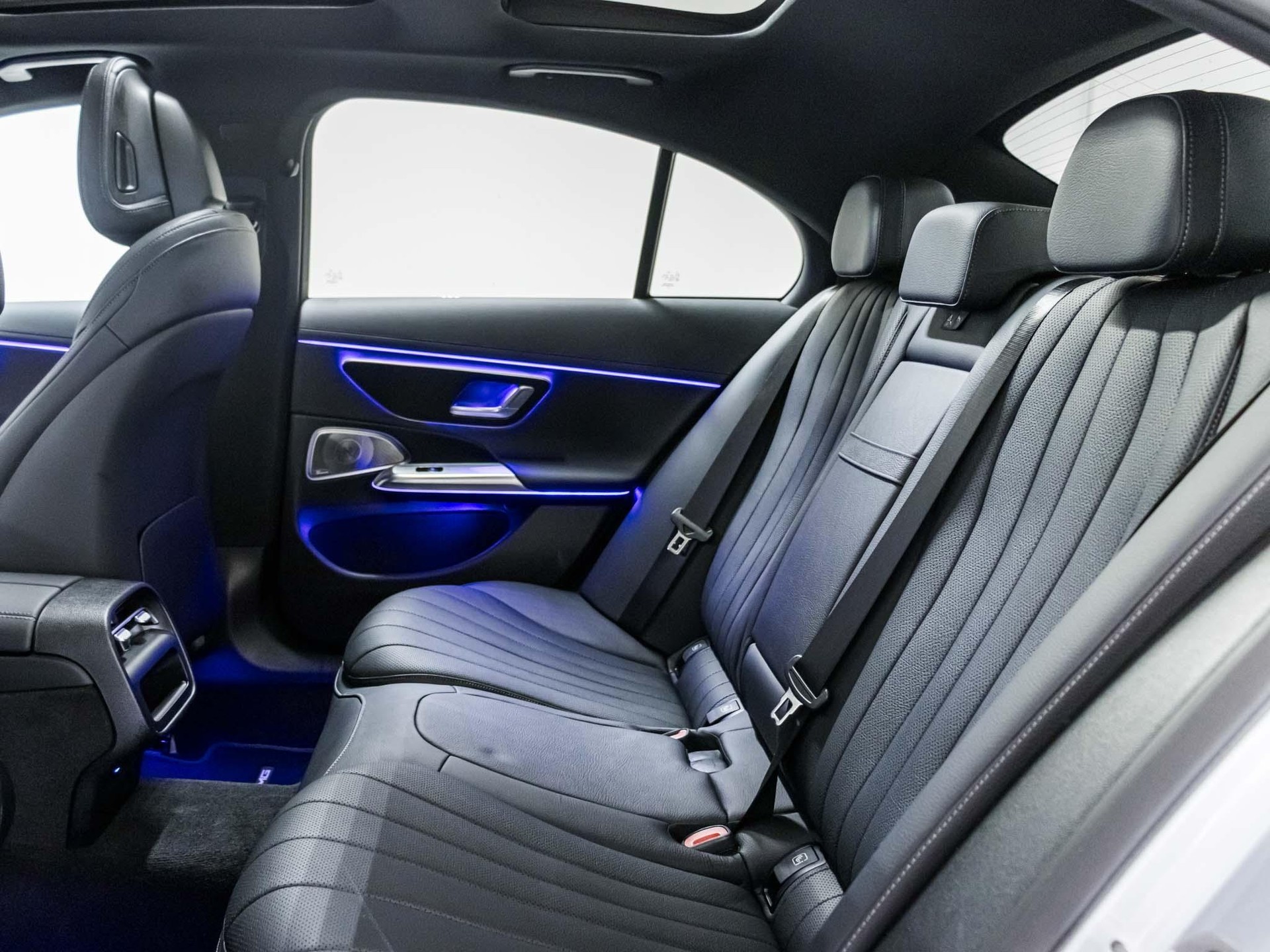MERCEDES-BENZ E 300 e 4MATIC-image-7