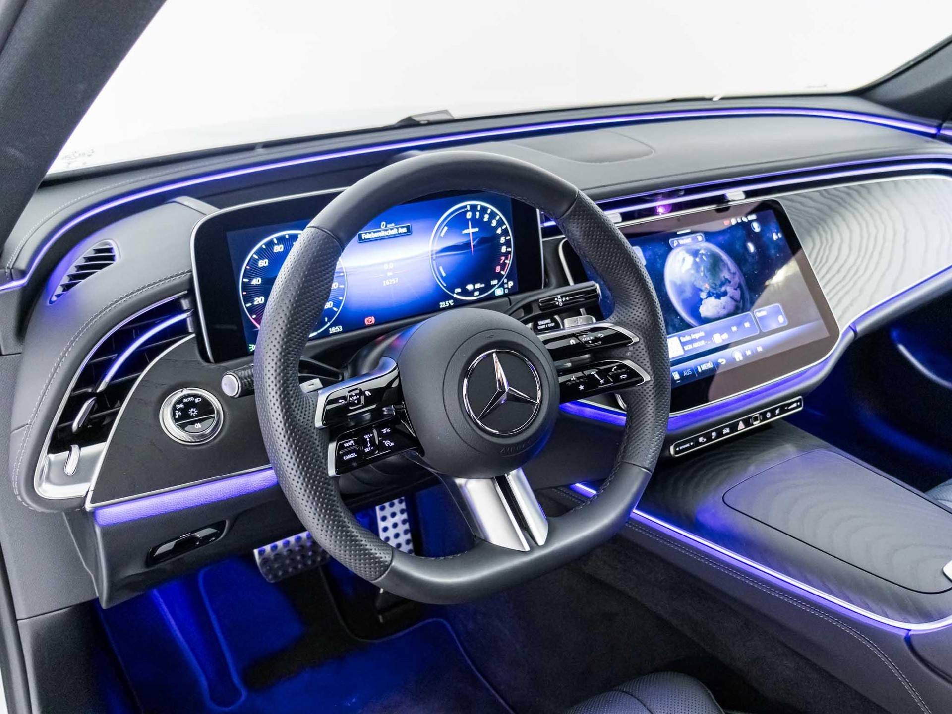 MERCEDES-BENZ E 300 e 4MATIC-image-9