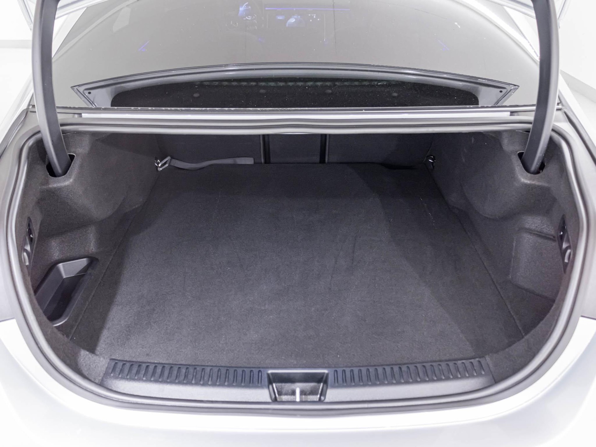 MERCEDES-BENZ E 300 e 4MATIC-image-13