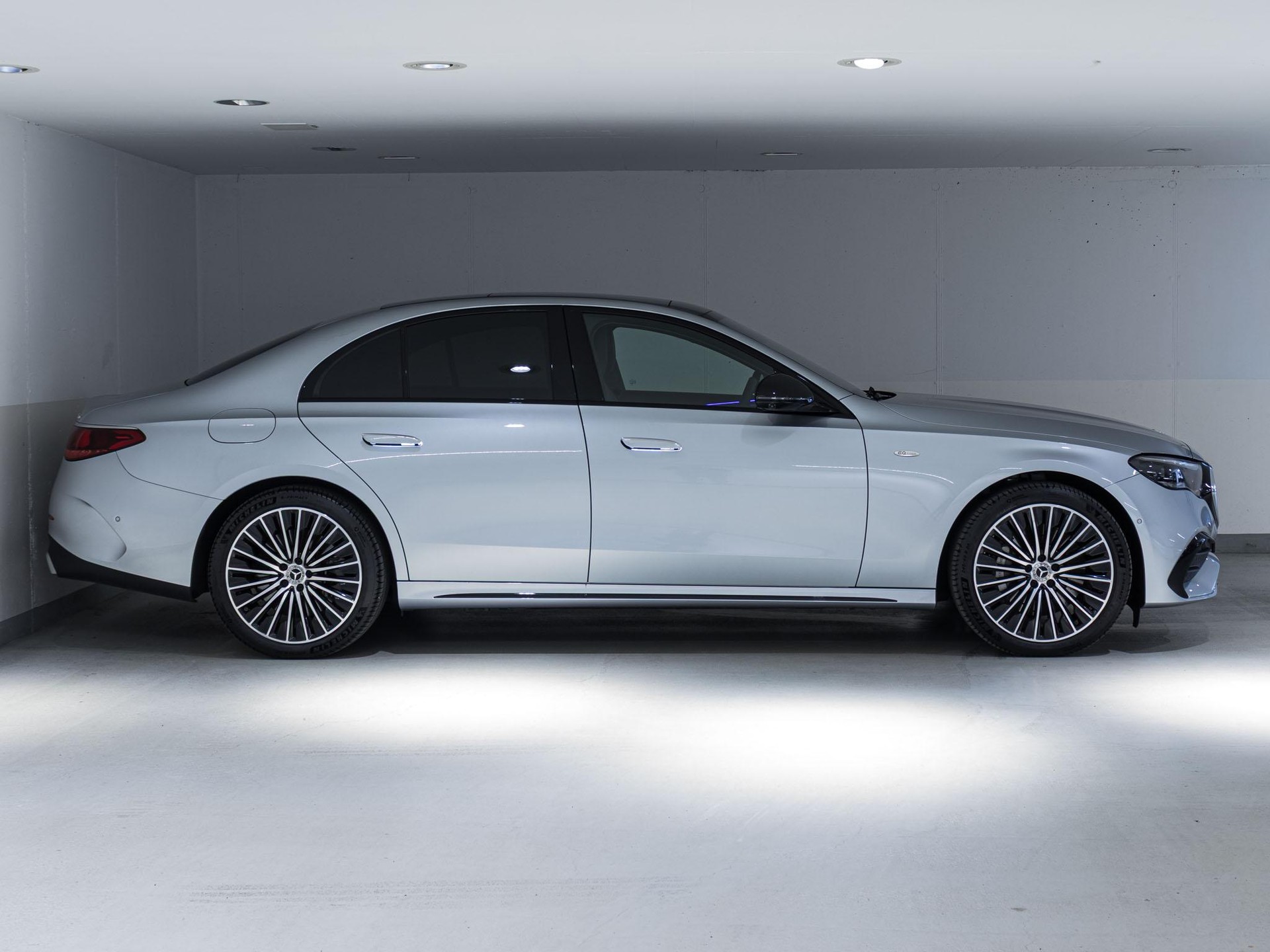 MERCEDES-BENZ E 300 e 4MATIC-image-1