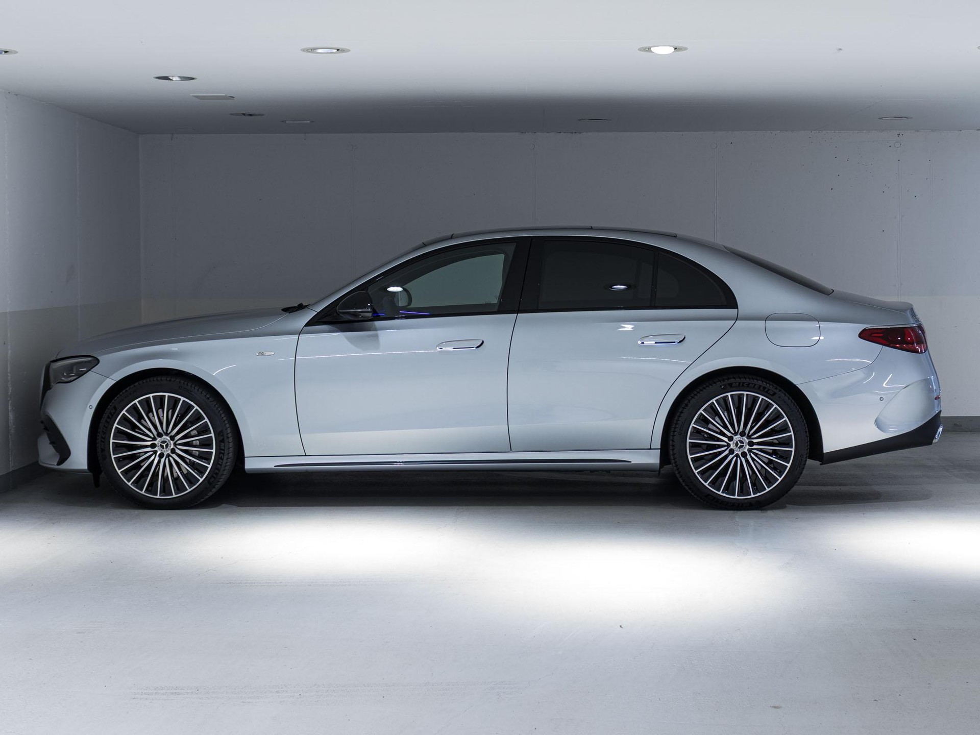 MERCEDES-BENZ E 300 e 4MATIC-image-4