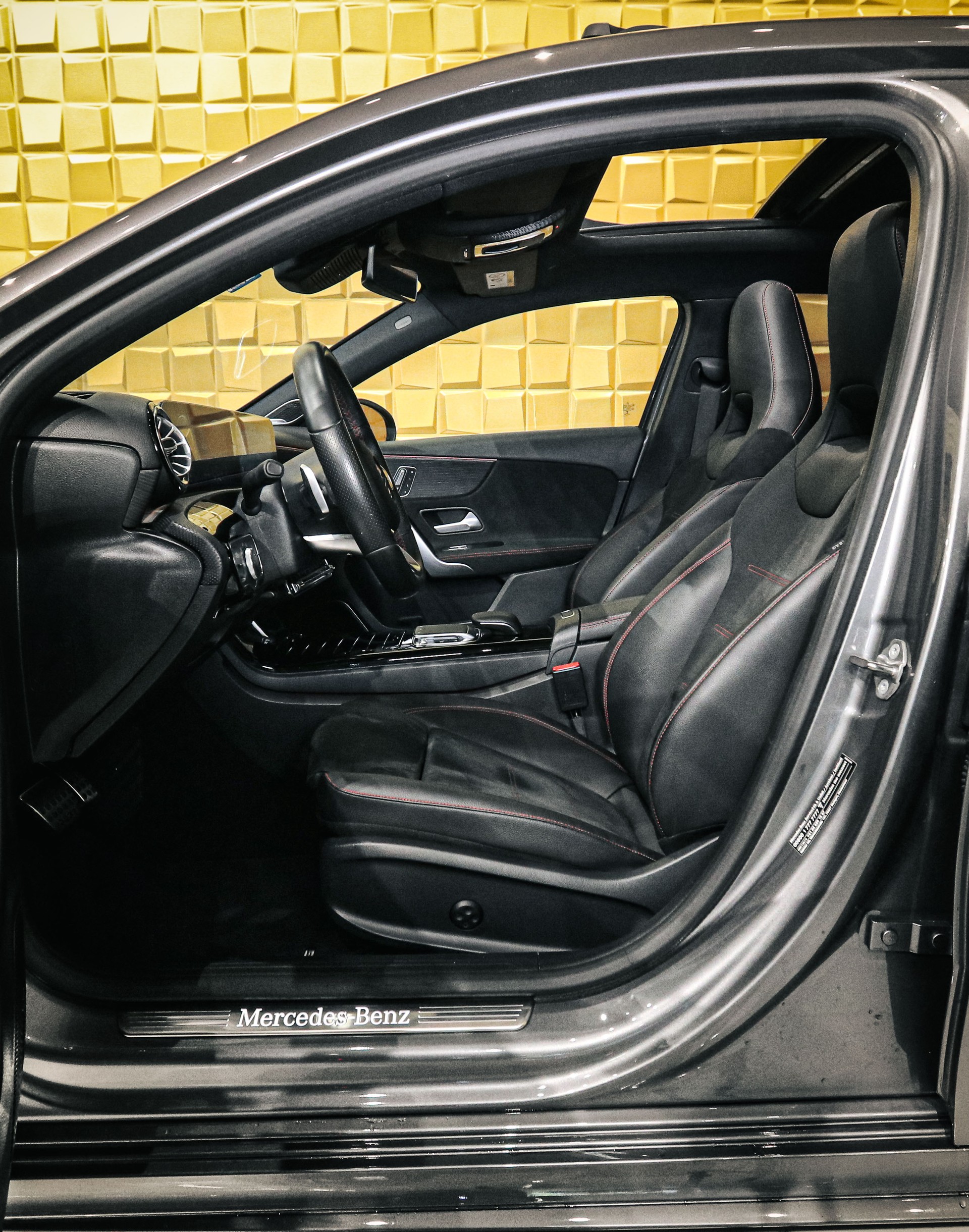 MERCEDES-BENZ A 250 AMG Line 7G-DCT-image-8