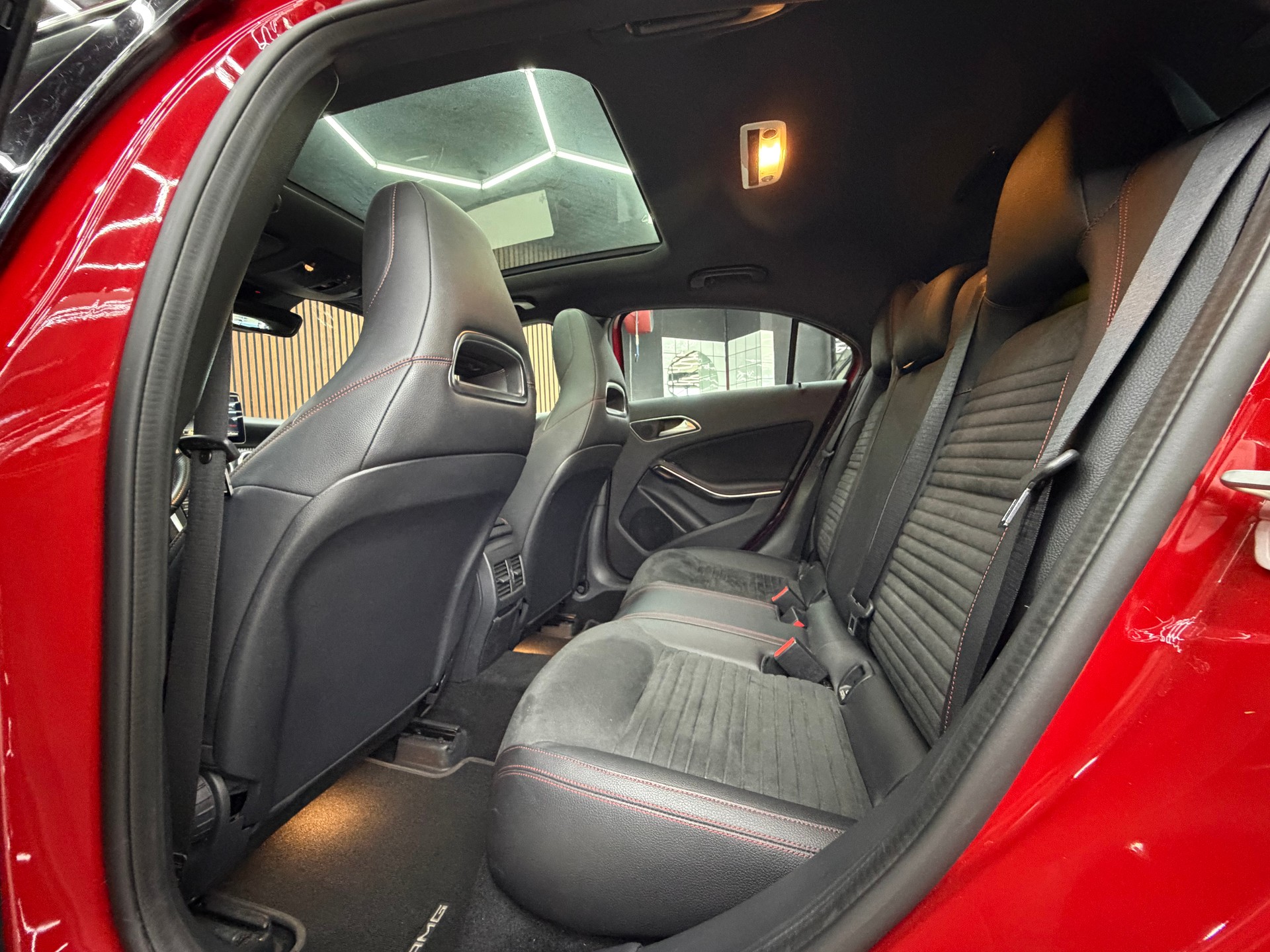 MERCEDES-BENZ A 200 AMG Line-image-14