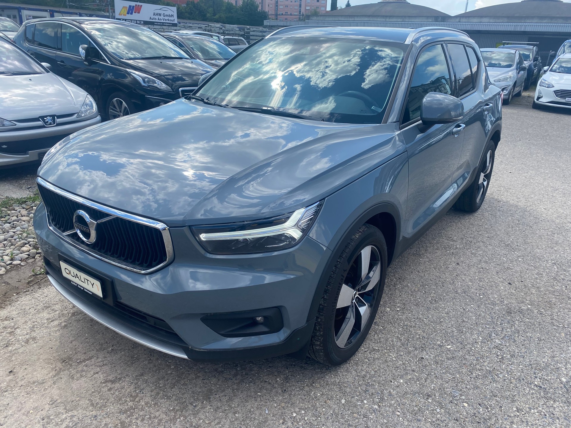 VOLVO XC40 T3 Momentum Geartronic-image-1