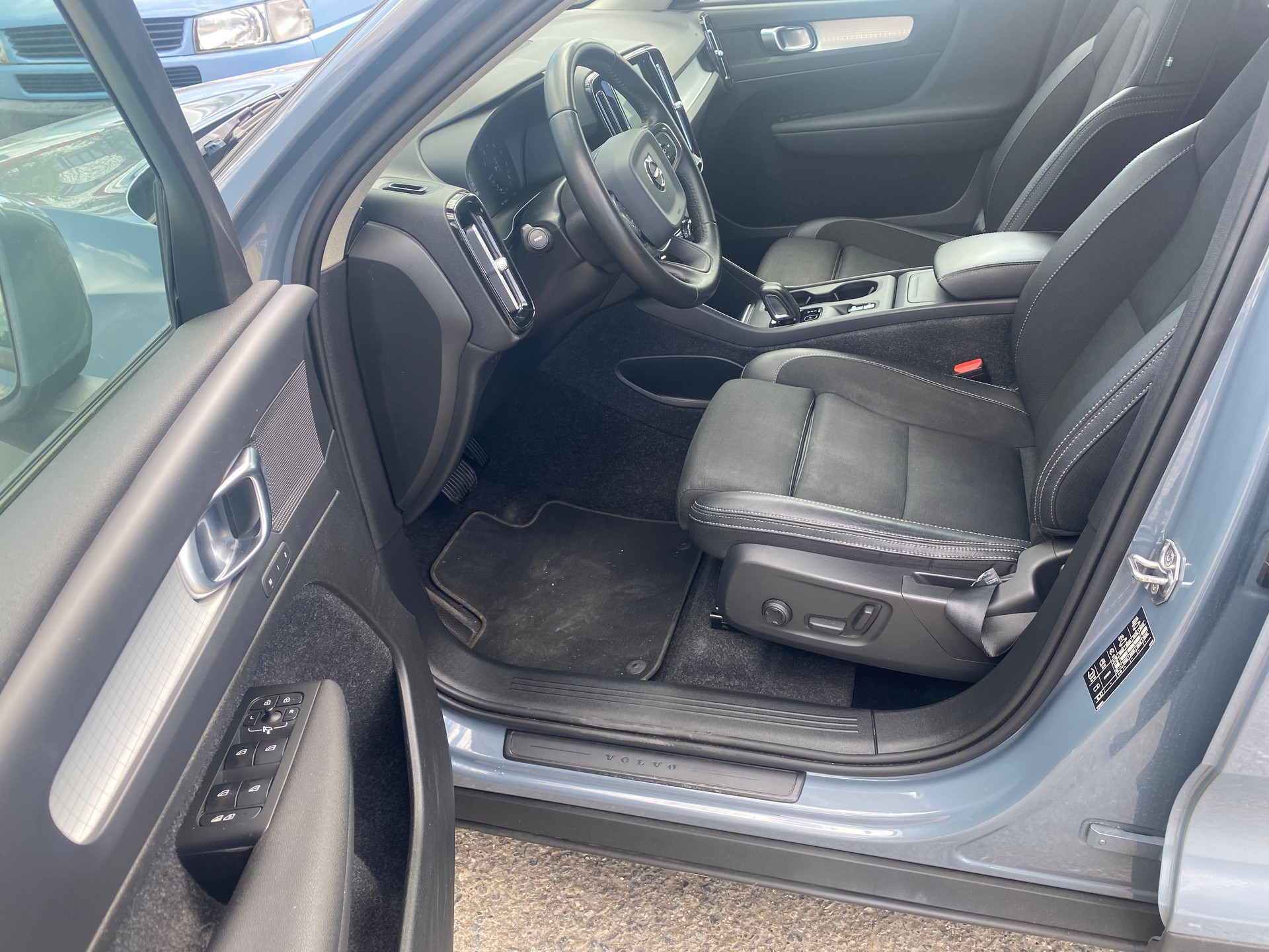 VOLVO XC40 T3 Momentum Geartronic-image-6