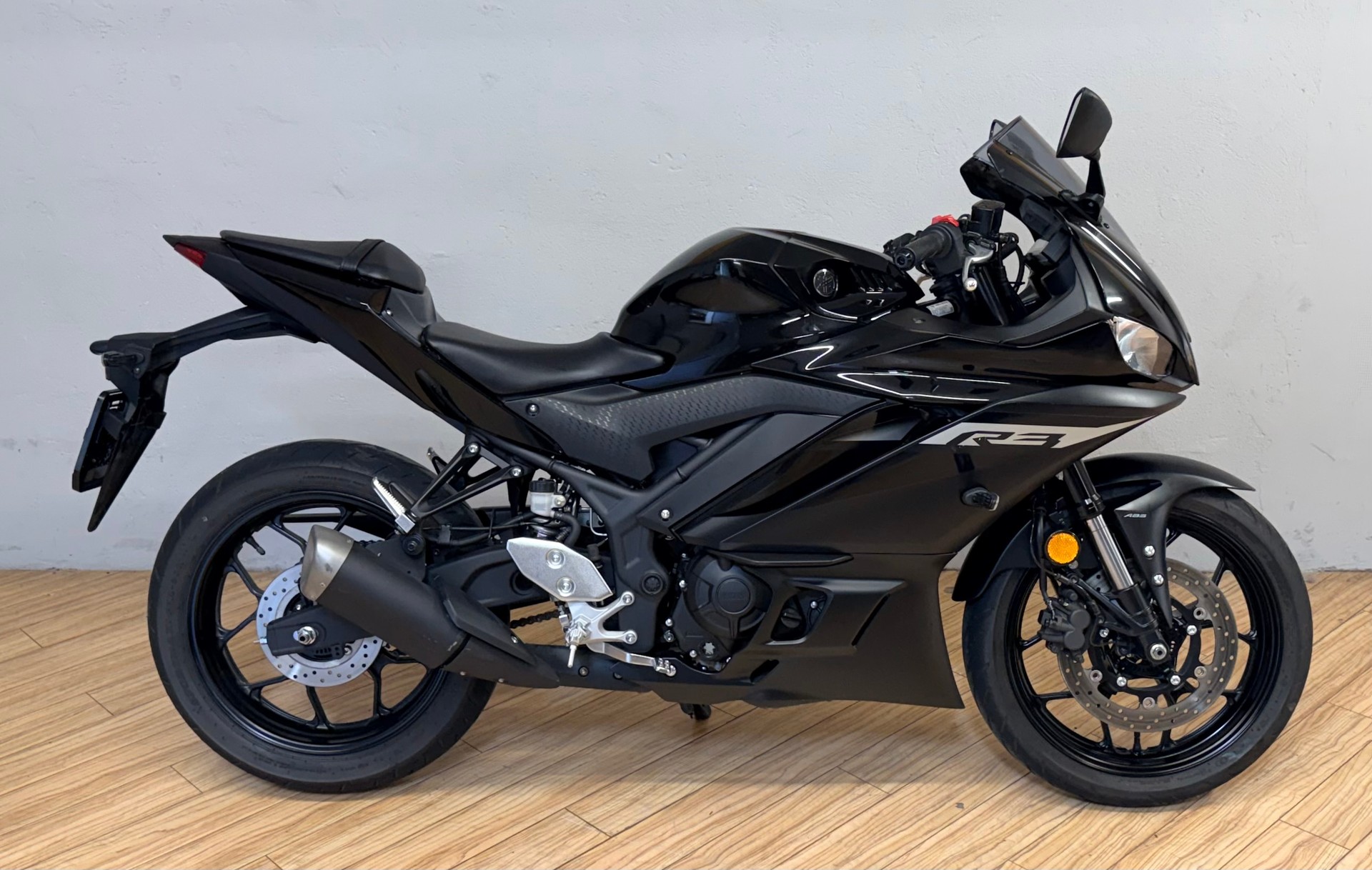 YAMAHA YZF-R3-showroom-element-1