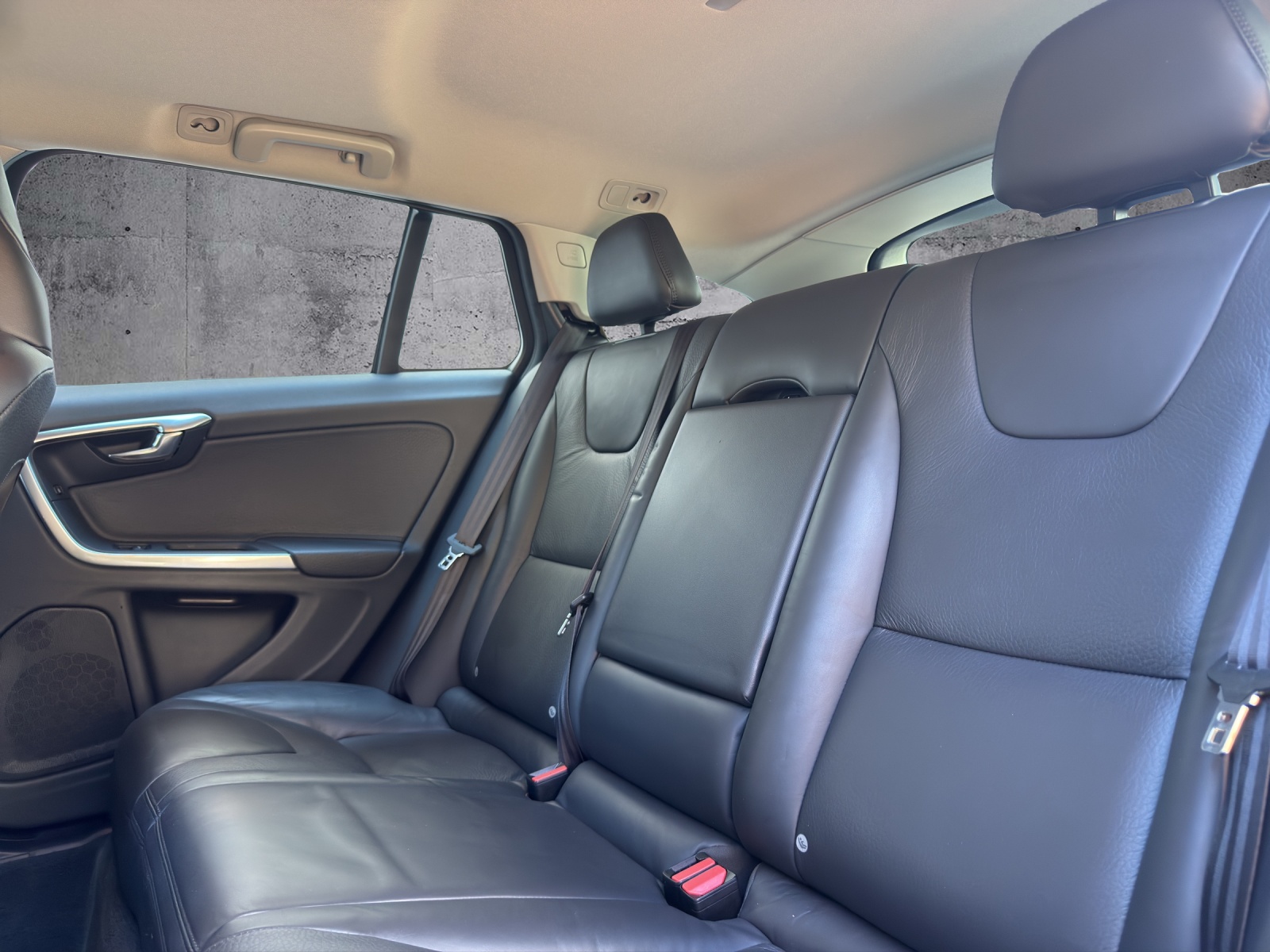 VOLVO V60 D5 AWD Summum Geartronic *CH-FZG*-image-9