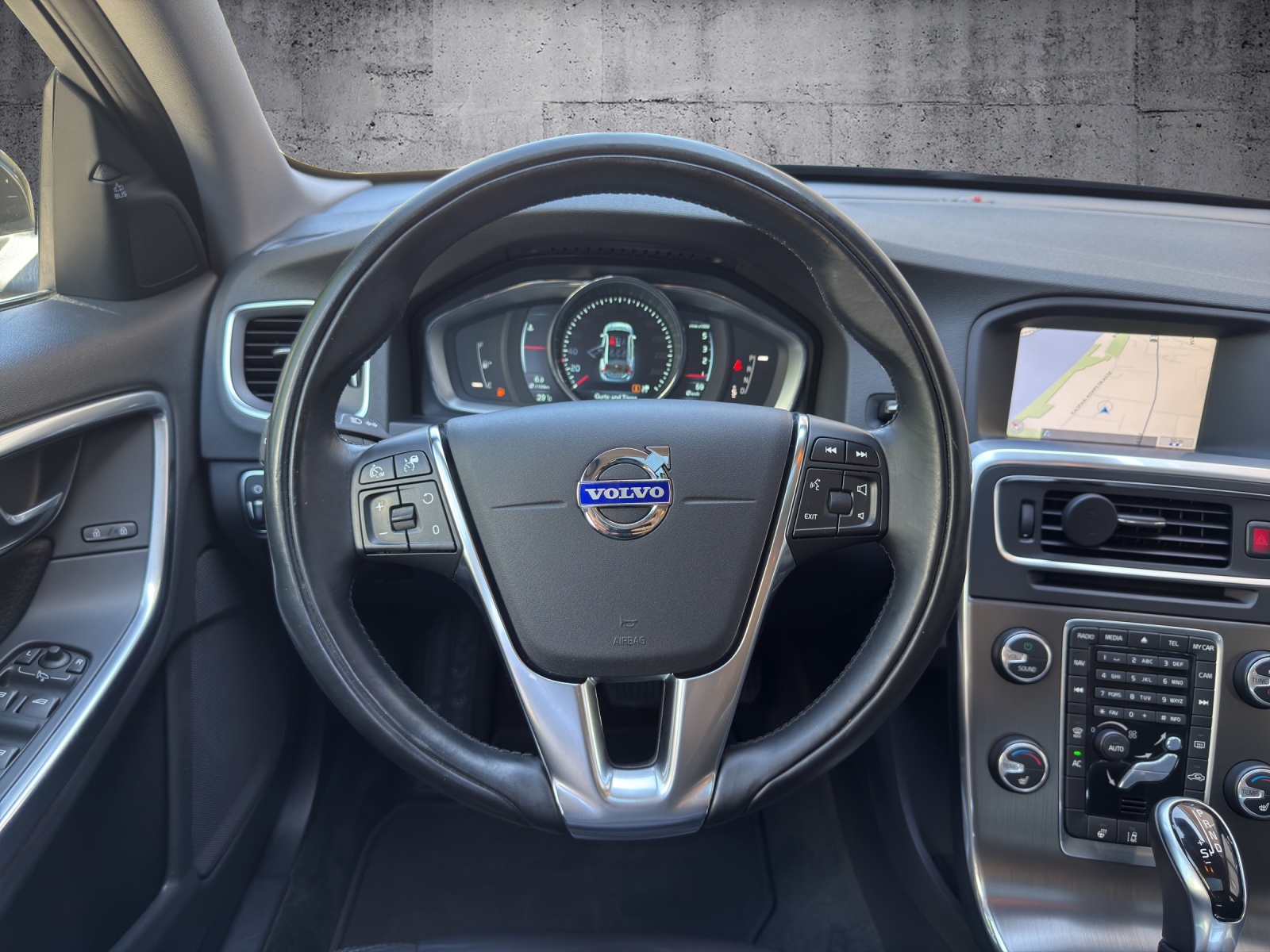 VOLVO V60 D5 AWD Summum Geartronic *CH-FZG*-image-7