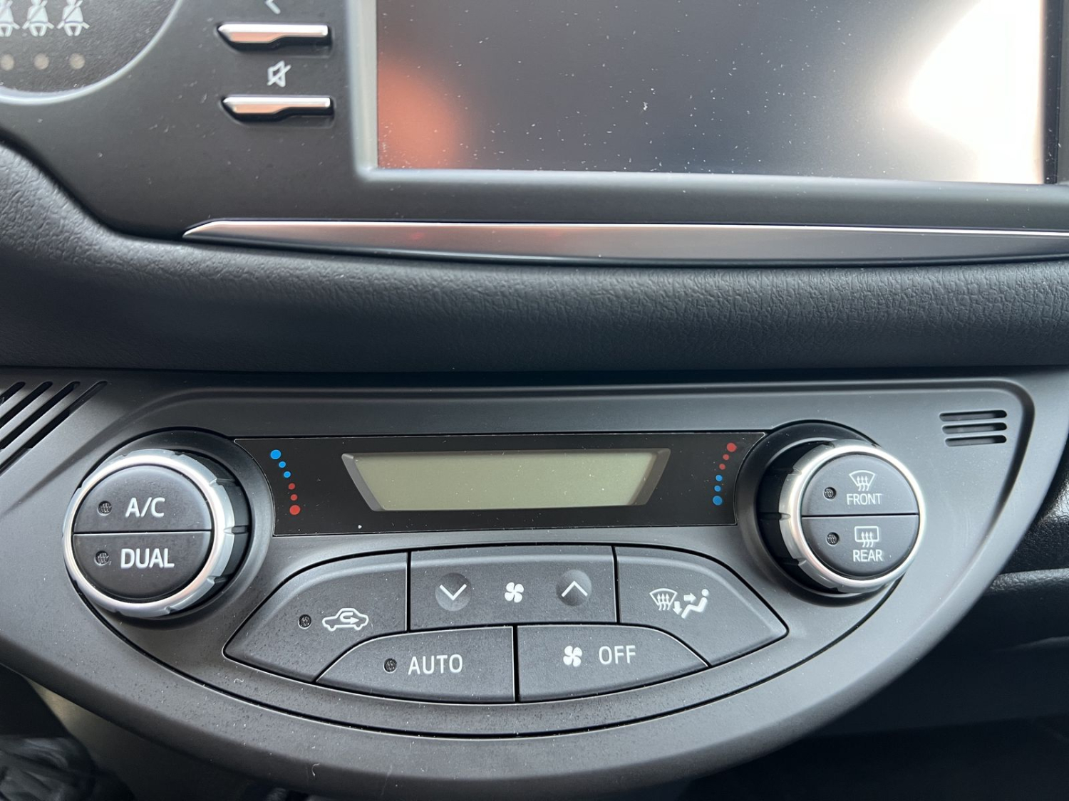 TOYOTA Yaris 1.5 VVT-i HSD Trend-image-15