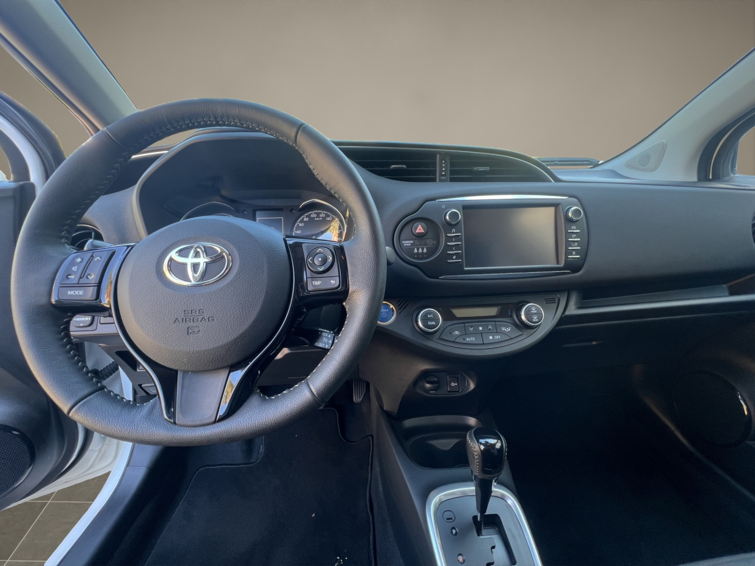 TOYOTA Yaris 1.5 VVT-i HSD Trend-image-10