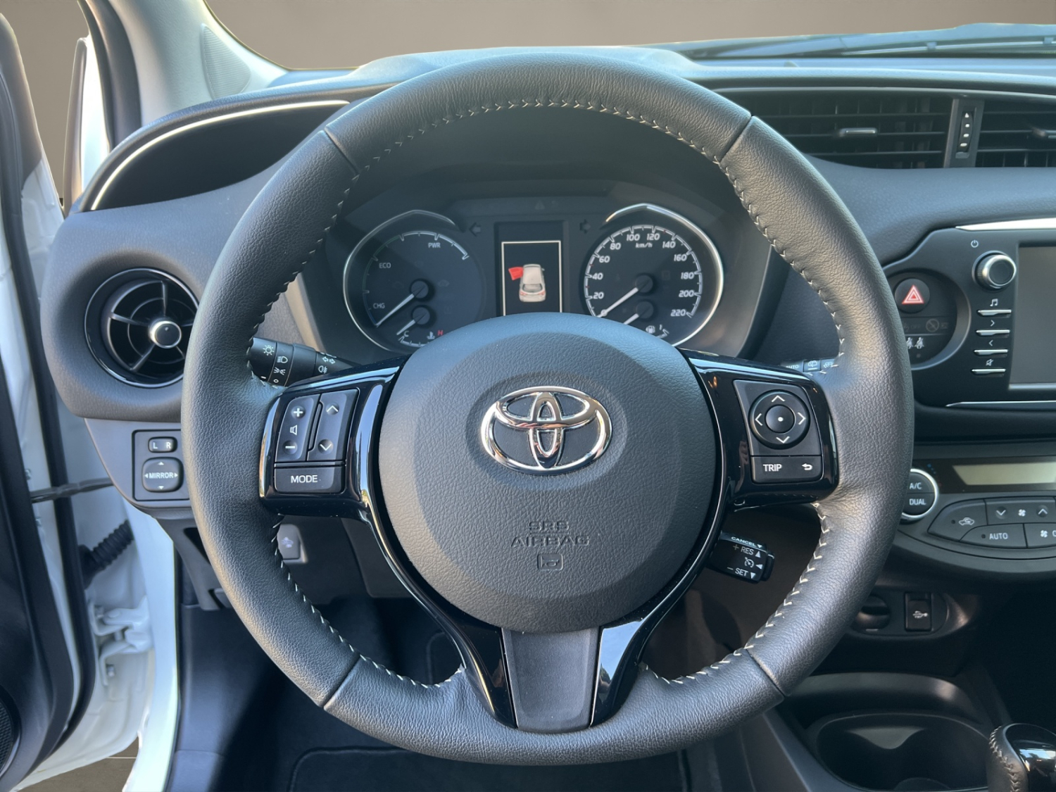 TOYOTA Yaris 1.5 VVT-i HSD Trend-image-11