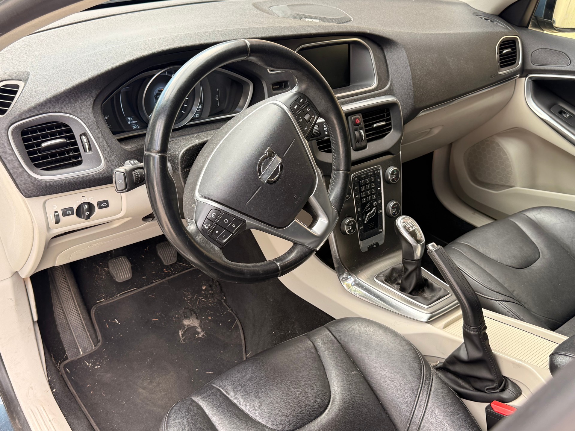 VOLVO V40 T4 Momentum-image-4