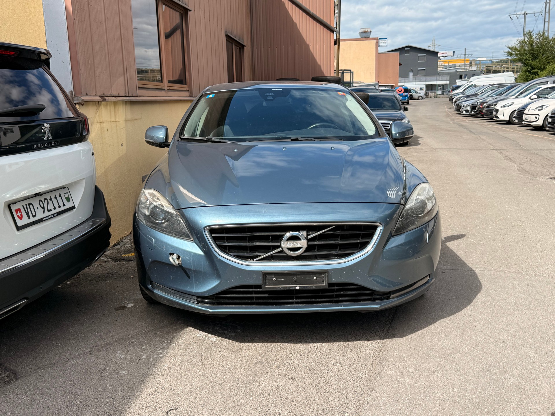VOLVO V40 T4 Momentum-image-1