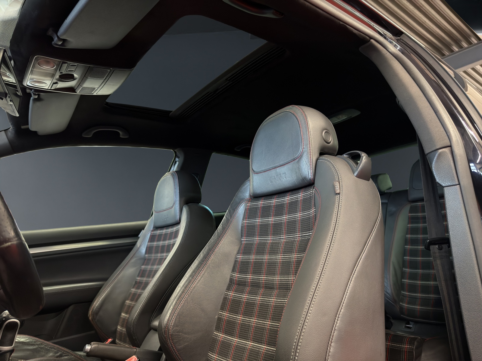 VW Golf 2.0 TFSI GTI Edition 30-image-17