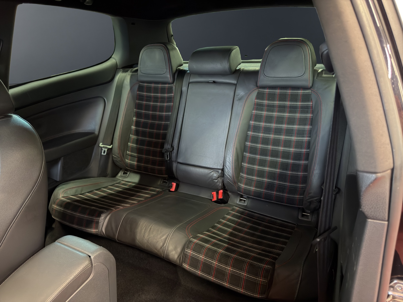 VW Golf 2.0 TFSI GTI Edition 30-image-16