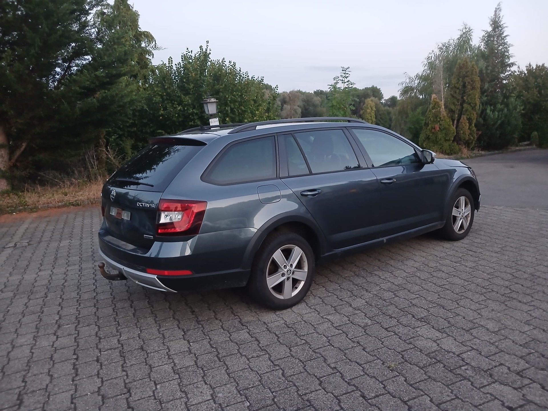 SKODA Octavia Scout 2.0 TDI DSG 4x4 Kombi-image-3