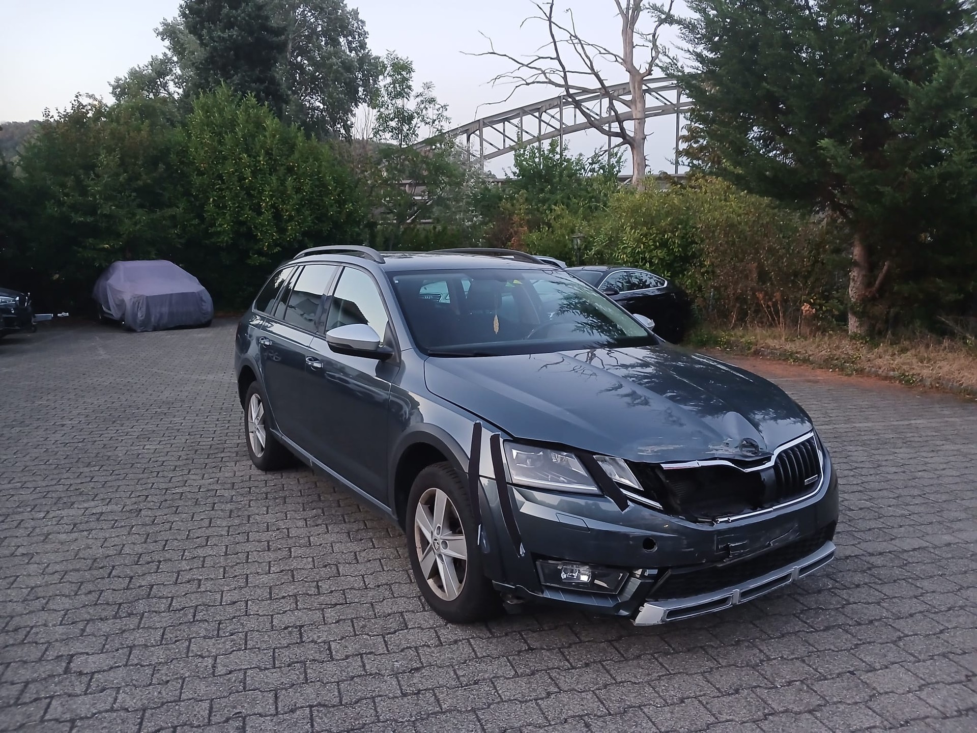SKODA Octavia Scout 2.0 TDI DSG 4x4 Kombi-image-1