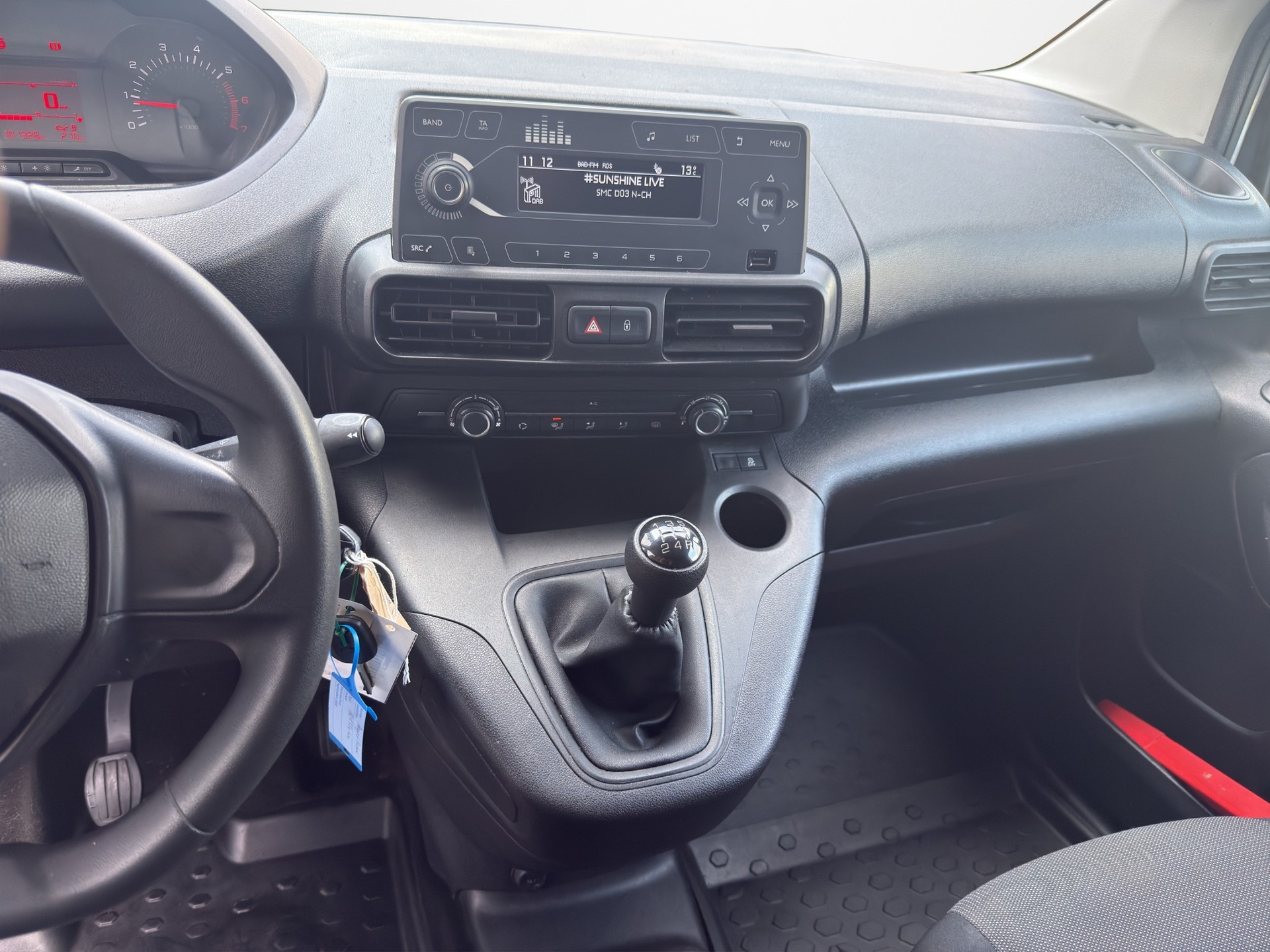 PEUGEOT 1.6 Blue HDi Pro L1 650kg-image-10