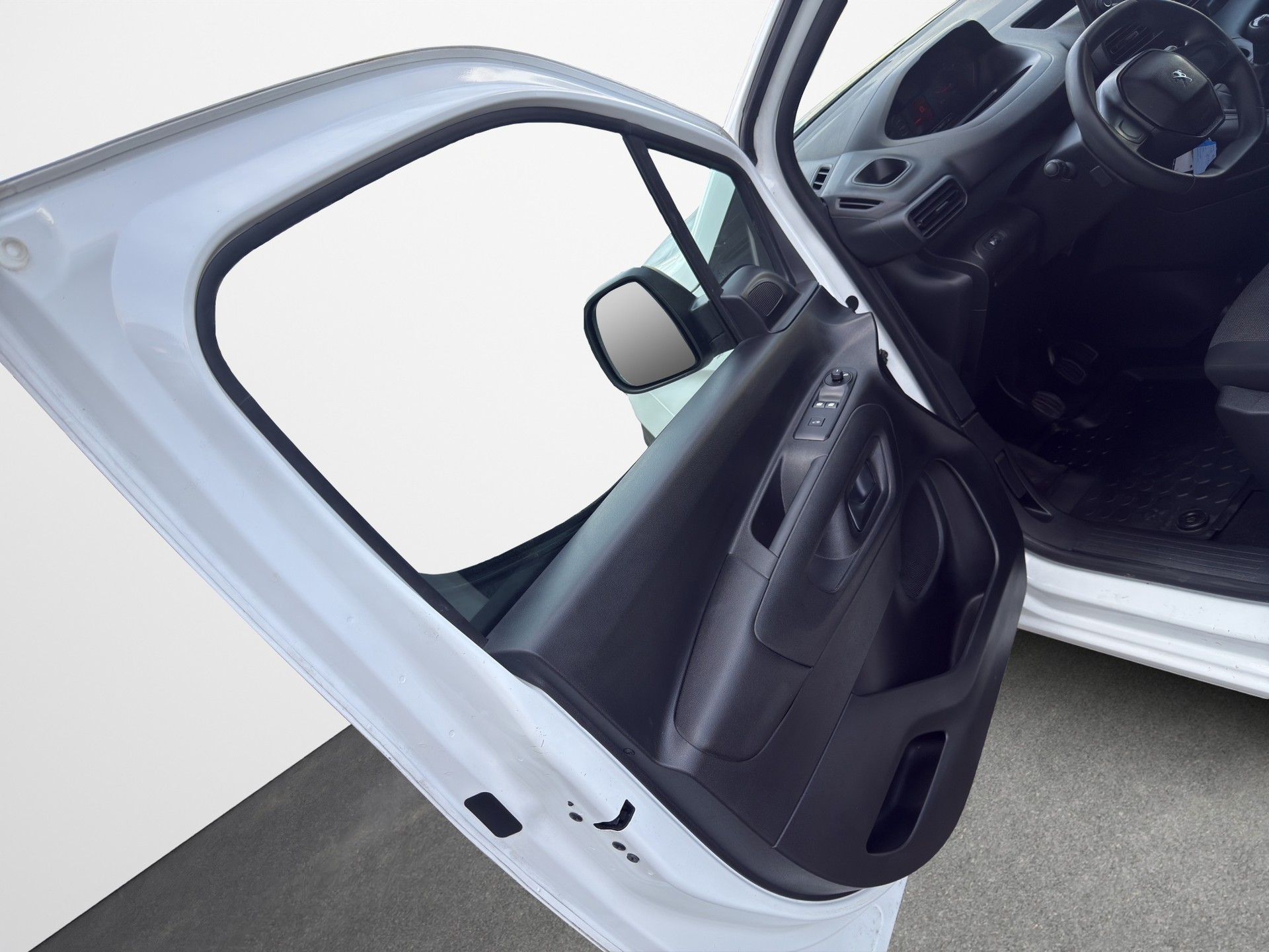 PEUGEOT 1.6 Blue HDi Pro L1 650kg-image-12
