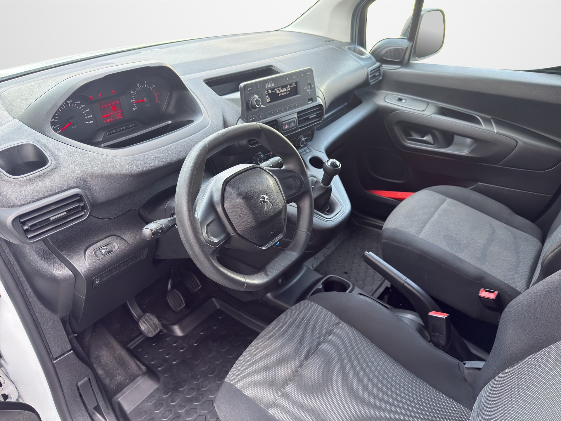 PEUGEOT 1.6 Blue HDi Pro L1 650kg-image-9