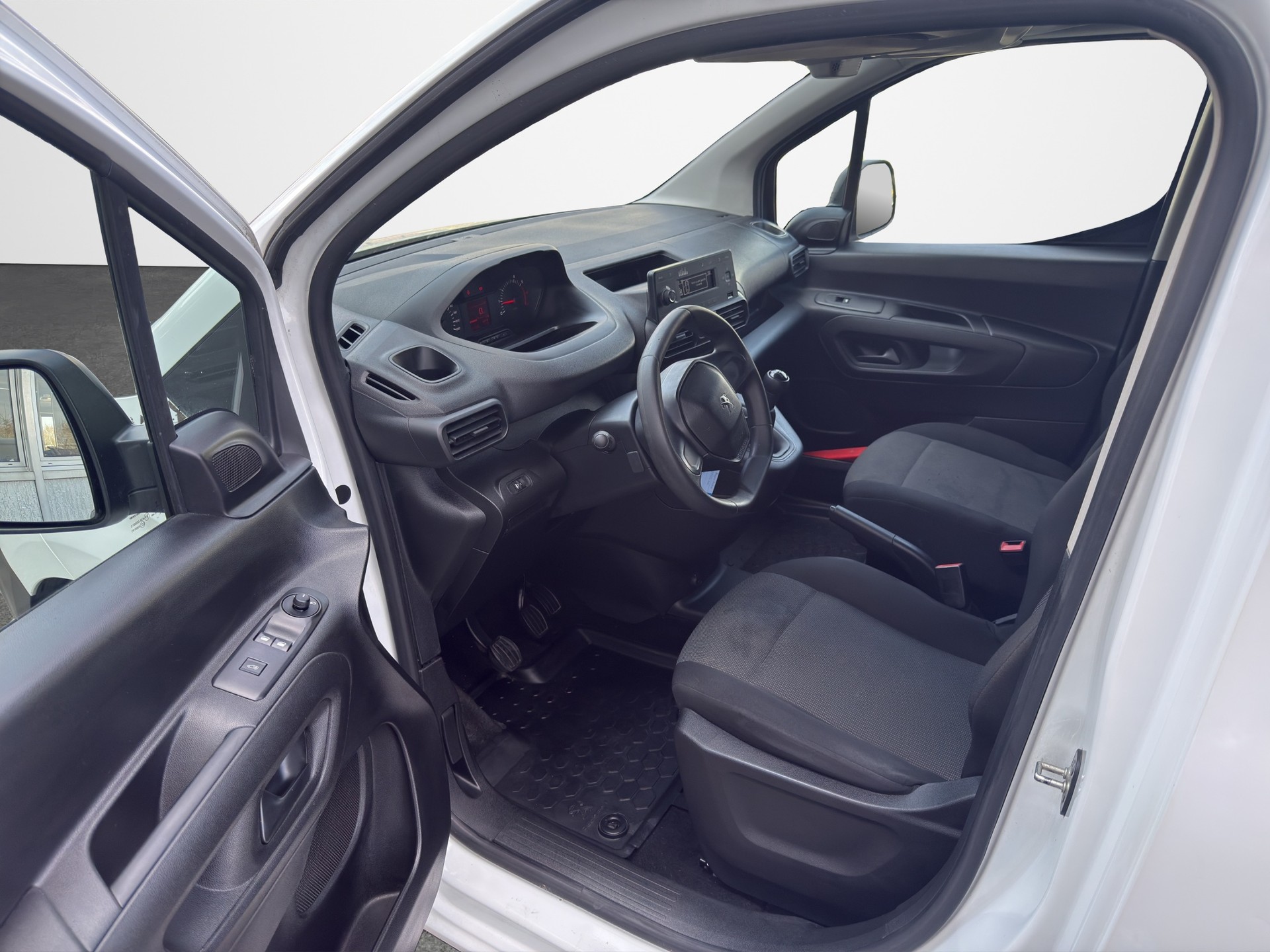 PEUGEOT 1.6 Blue HDi Pro L1 650kg-image-11