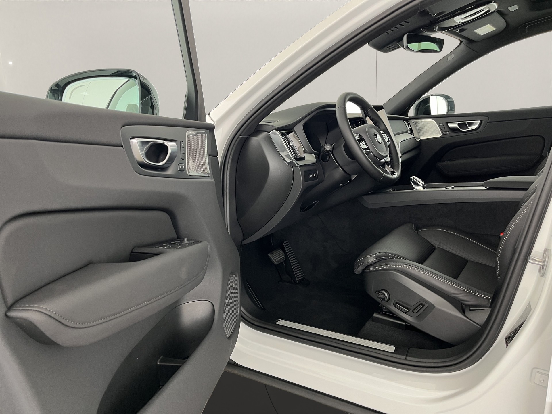 VOLVO XC60 2.0 T8 TE Black Edition eAWD-image-8