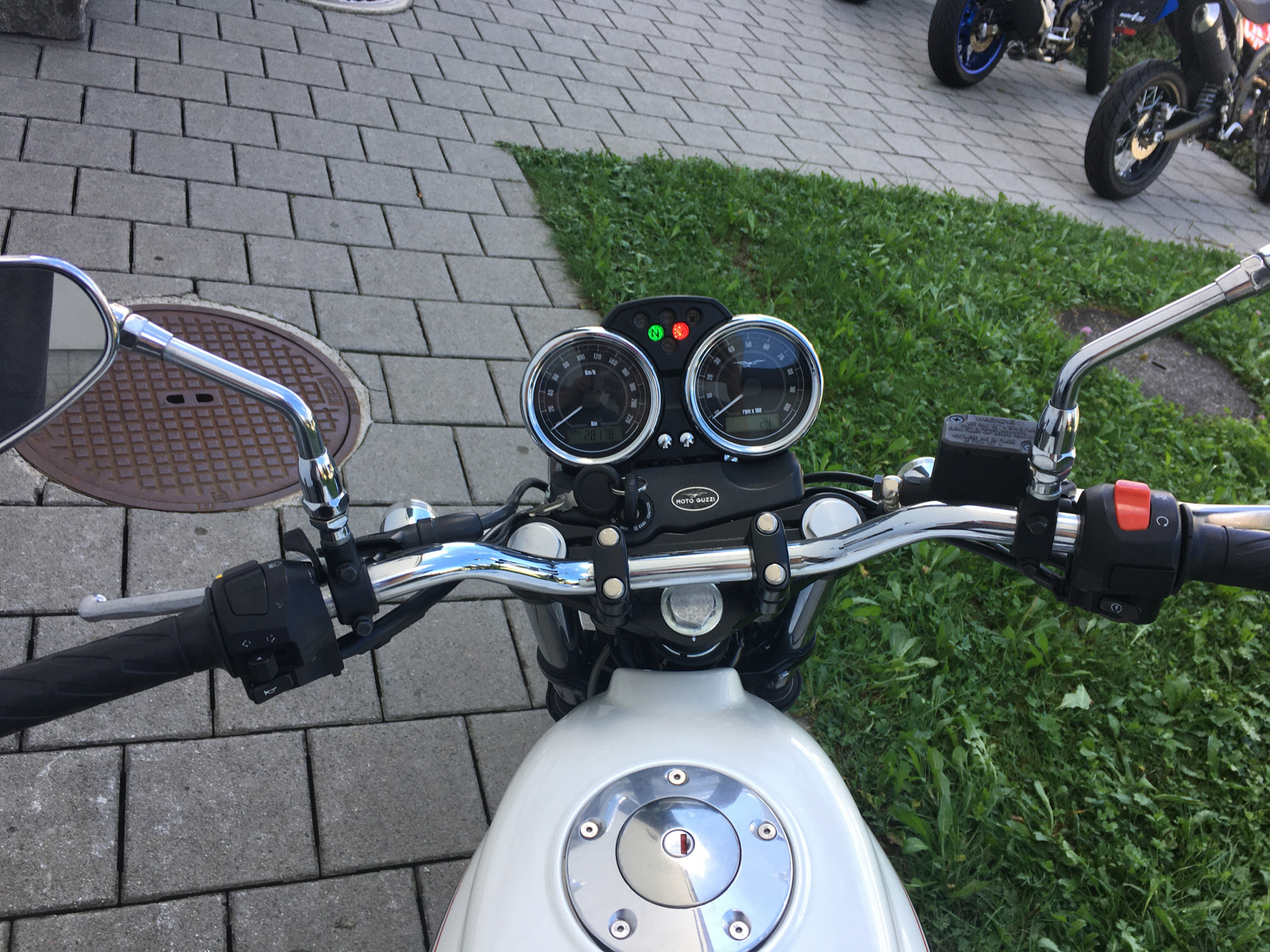 MOTO GUZZI V7 Classic-showroom-element-3