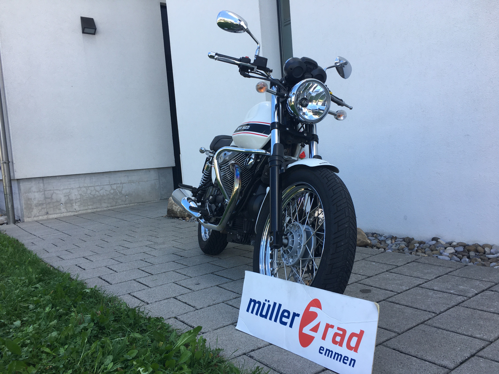 MOTO GUZZI V7 Classic-showroom-element-2
