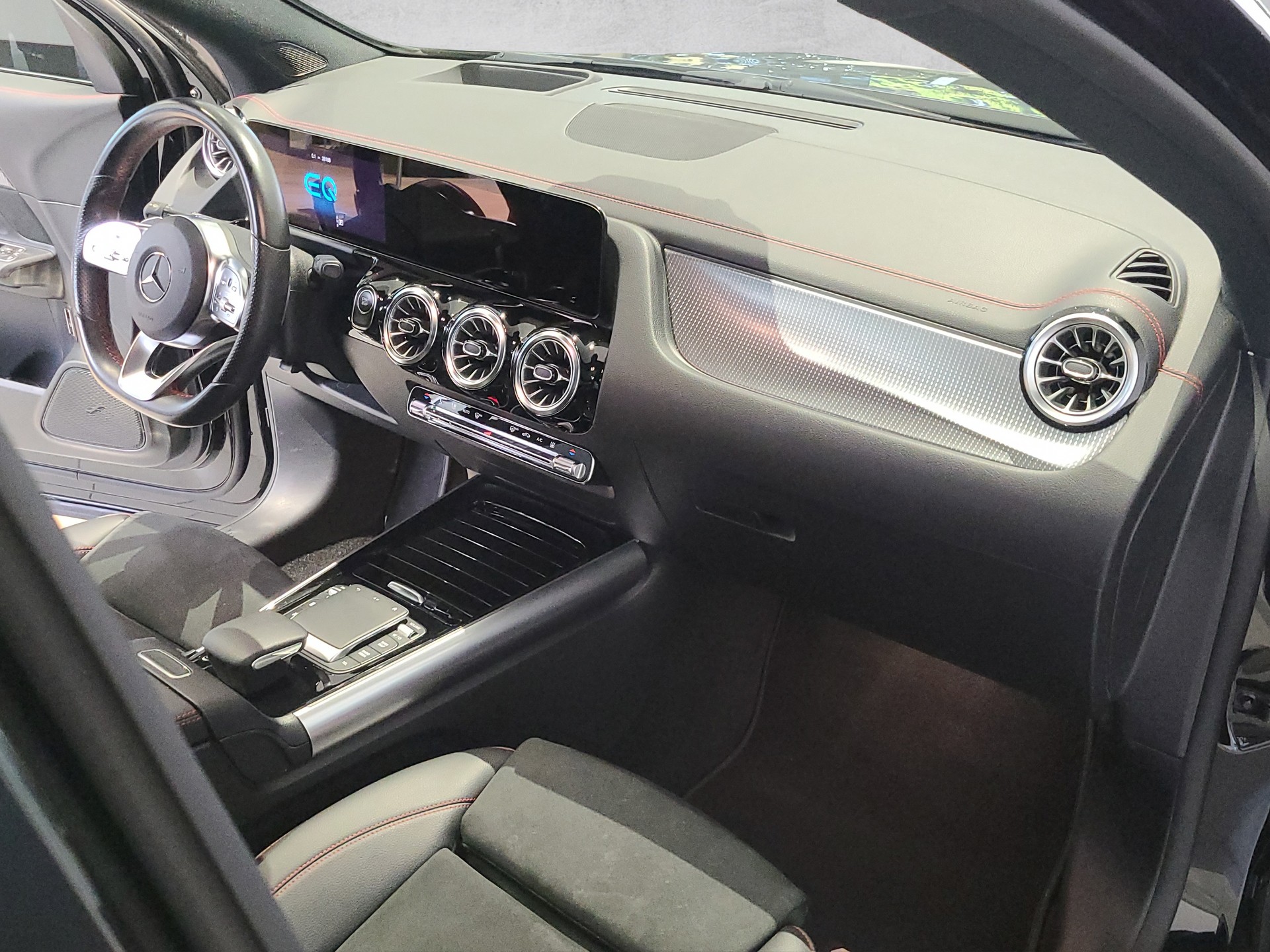 MERCEDES-BENZ EQA 300 AMG Line 4Matic-image-7