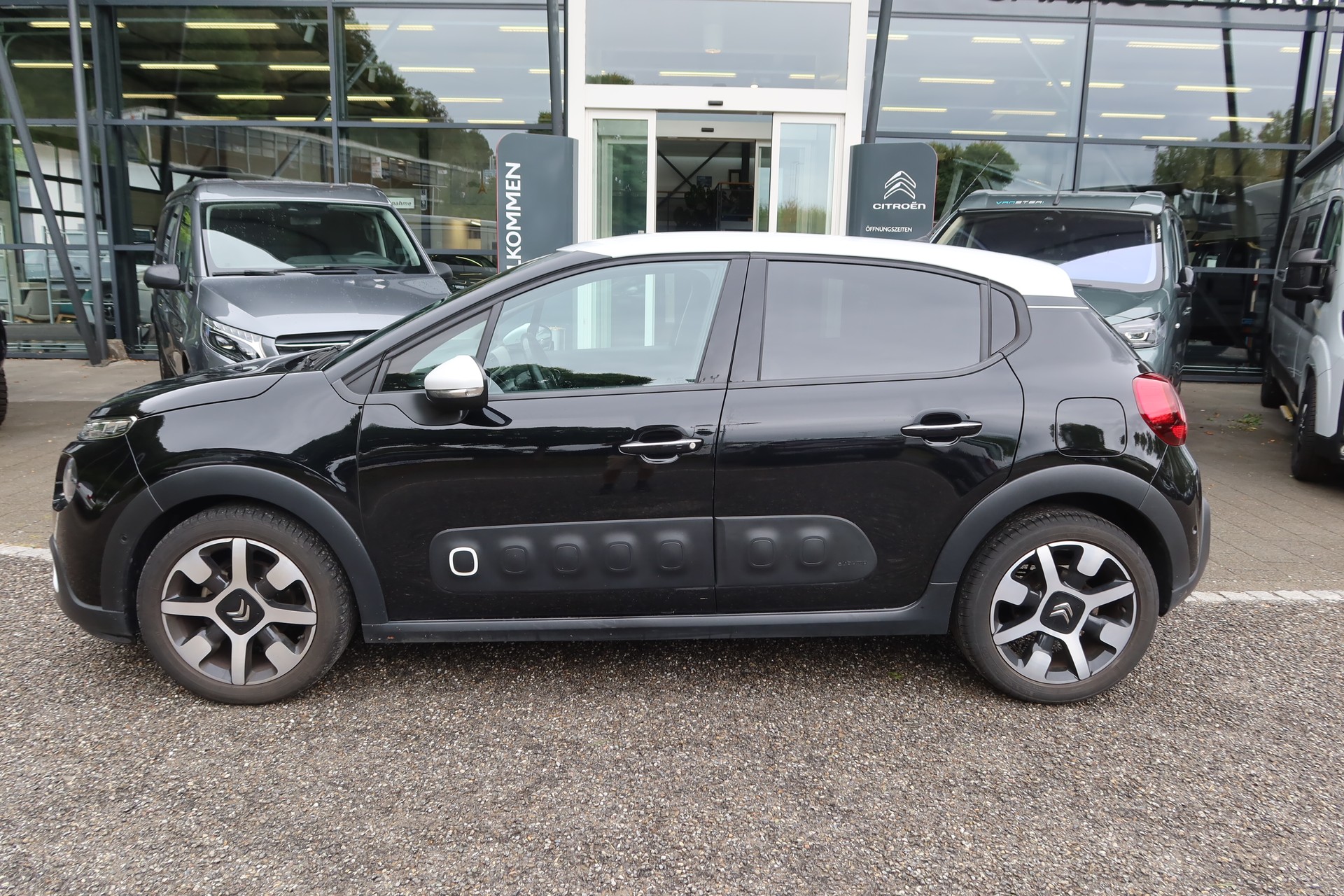 CITROEN C3 1.2i PureTech Shine-image-1