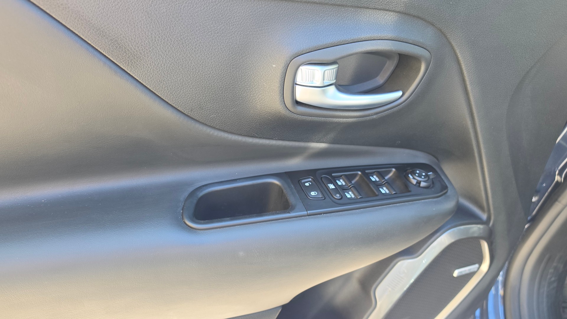 JEEP Renegade 1.3 Turbo Limited AWD-image-11
