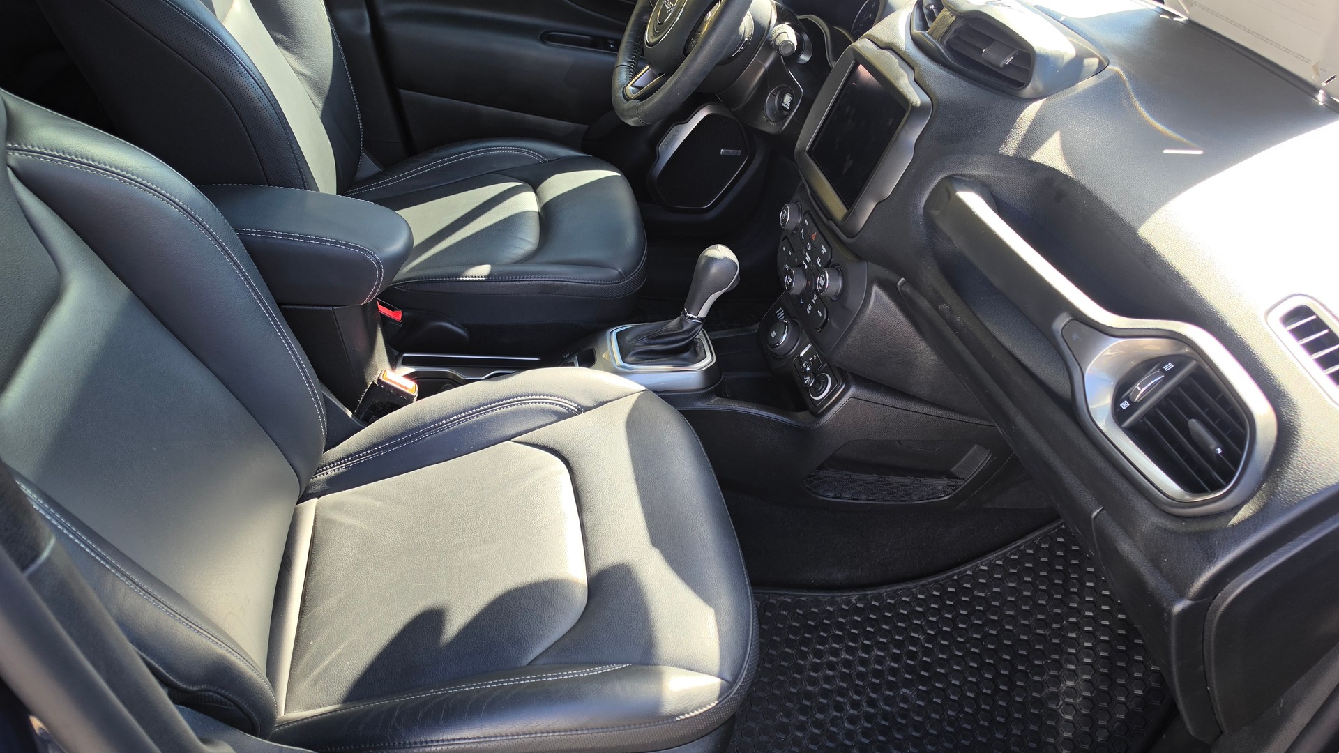 JEEP Renegade 1.3 Turbo Limited AWD-image-9