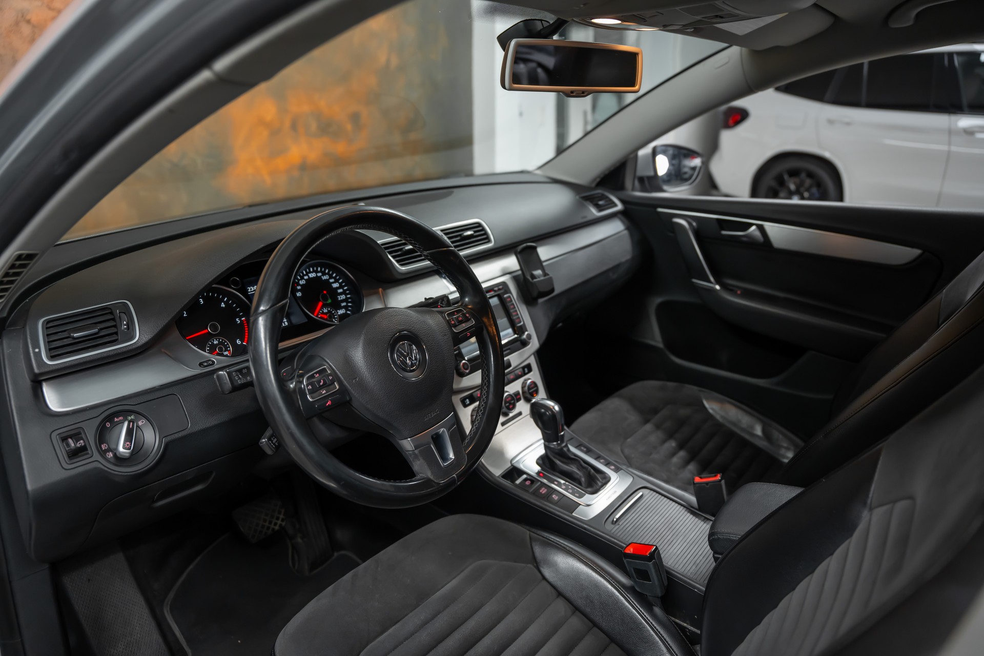 VW Passat Variant 2.0 TDI BMT Highline 4MDSG *CH-Fahrzeug*Leder/Alcantara*Rückfahrkamera*-image-9