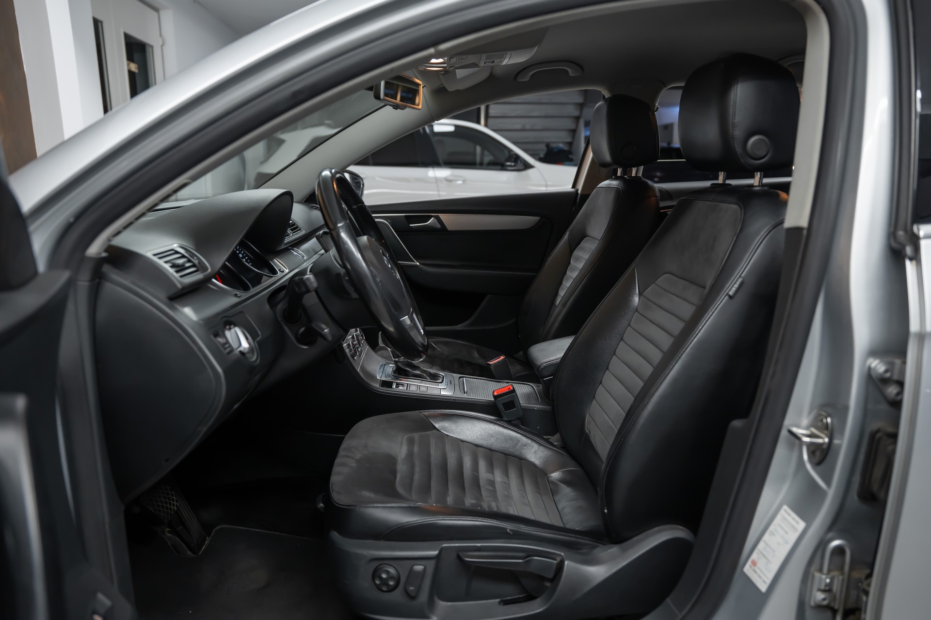VW Passat Variant 2.0 TDI BMT Highline 4MDSG *CH-Fahrzeug*Leder/Alcantara*Rückfahrkamera*-image-10