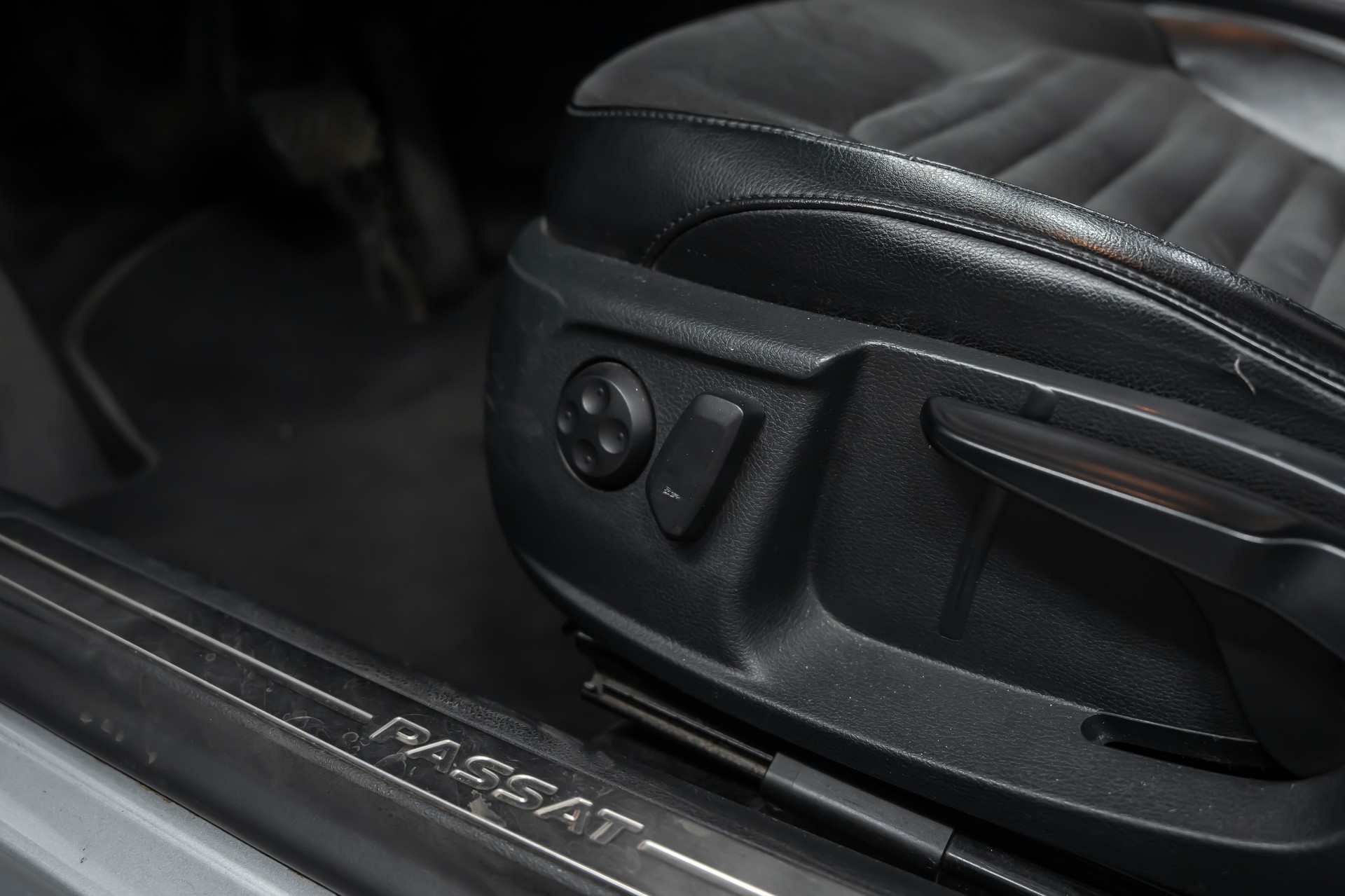 VW Passat Variant 2.0 TDI BMT Highline 4MDSG *CH-Fahrzeug*Leder/Alcantara*Rückfahrkamera*-image-16