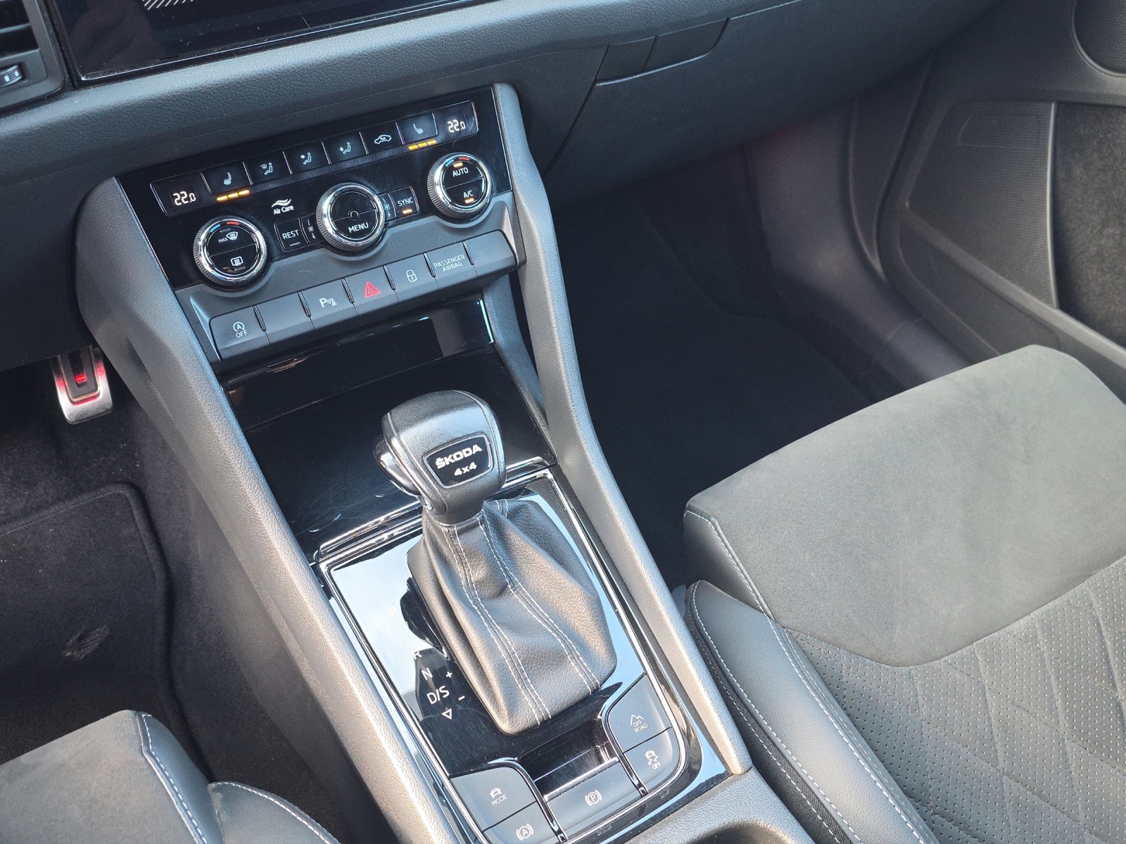 SKODA Kodiaq 2.0 TDI CR SportLine 4x4 DSG mit AHK, Rückfahrkamera, elektr. Sitze mit Memory, usw.-image-16