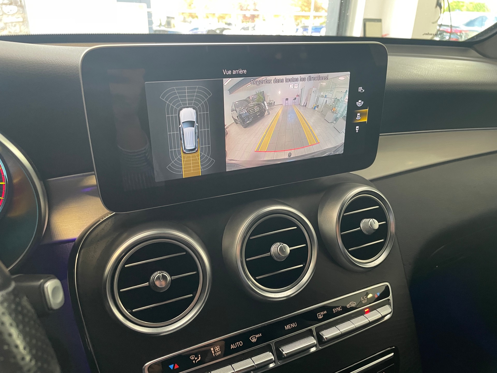 MERCEDES-BENZ GLC 300 AMG Line 4Matic 9G-Tronic-image-18
