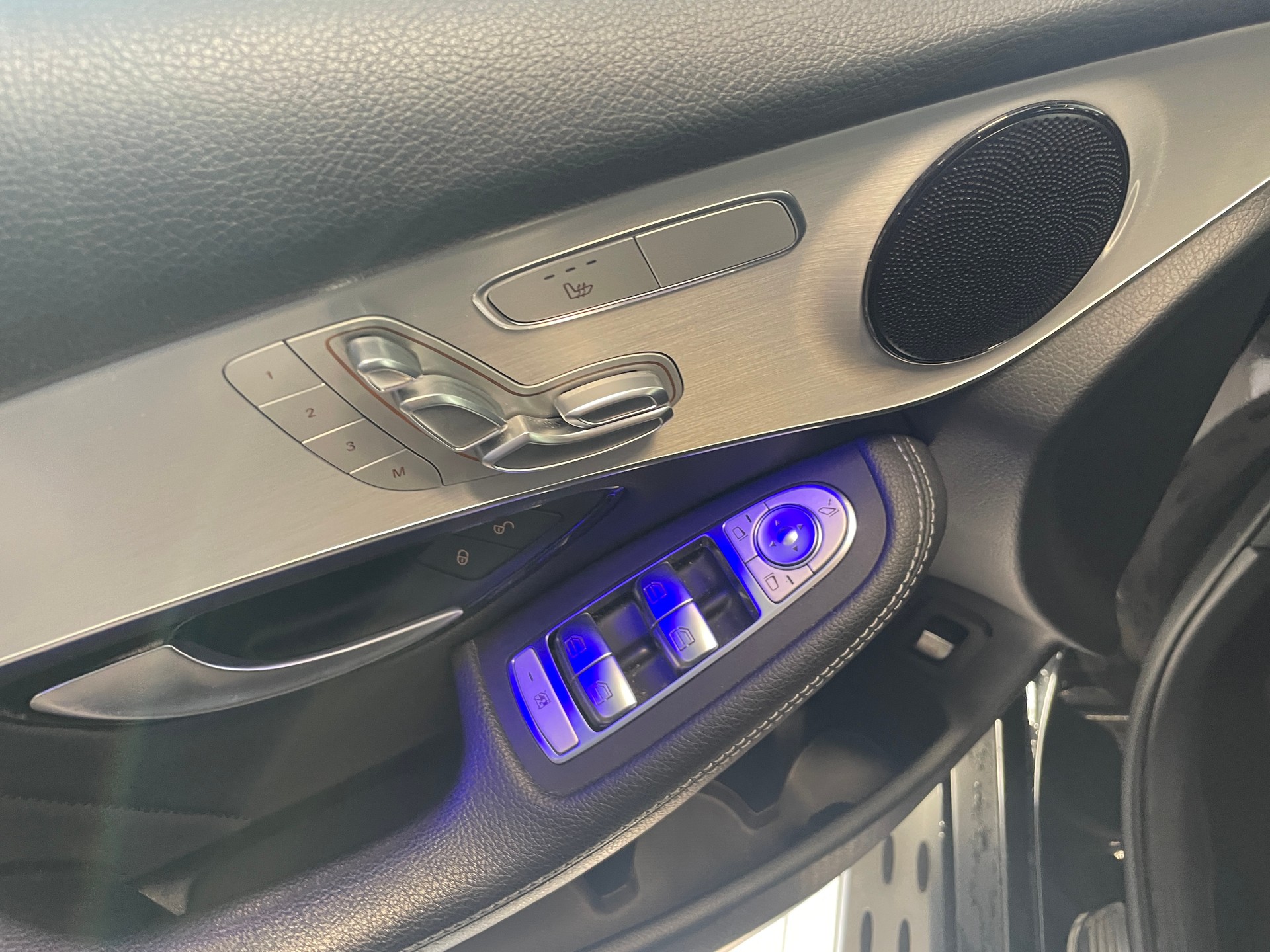 MERCEDES-BENZ GLC 300 AMG Line 4Matic 9G-Tronic-image-13