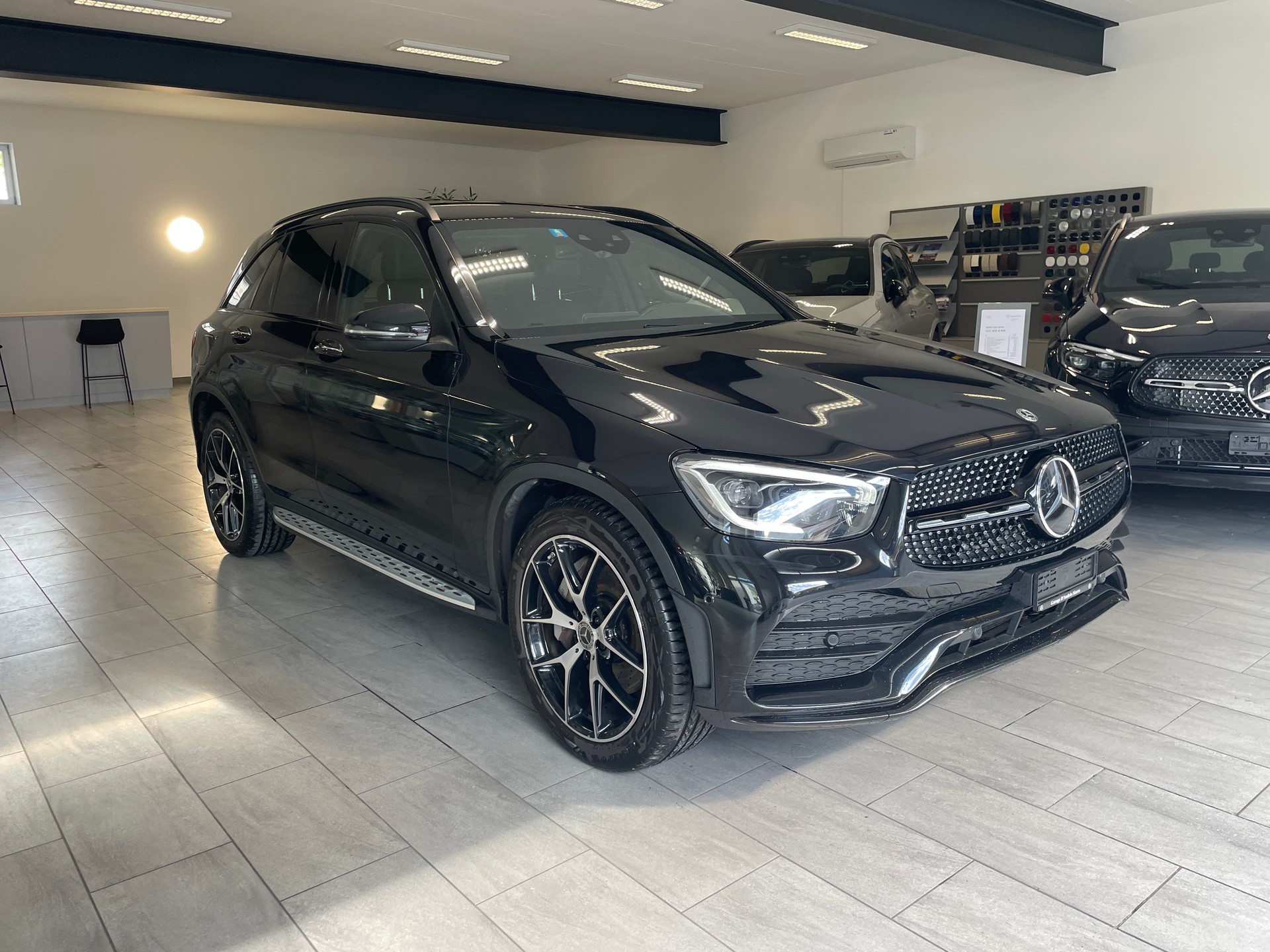 MERCEDES-BENZ GLC 300 AMG Line 4Matic 9G-Tronic-image-2