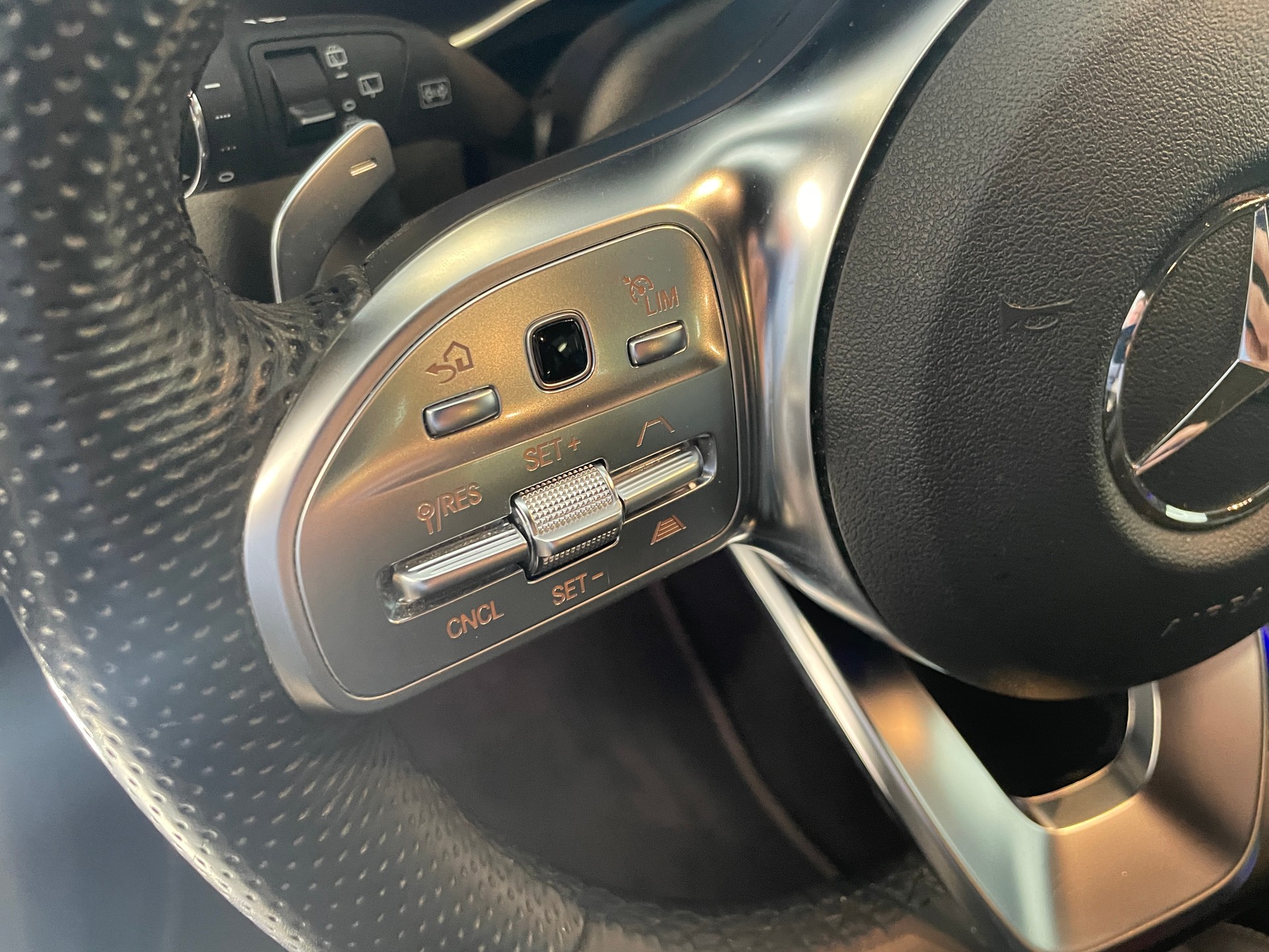 MERCEDES-BENZ GLC 300 AMG Line 4Matic 9G-Tronic-image-14