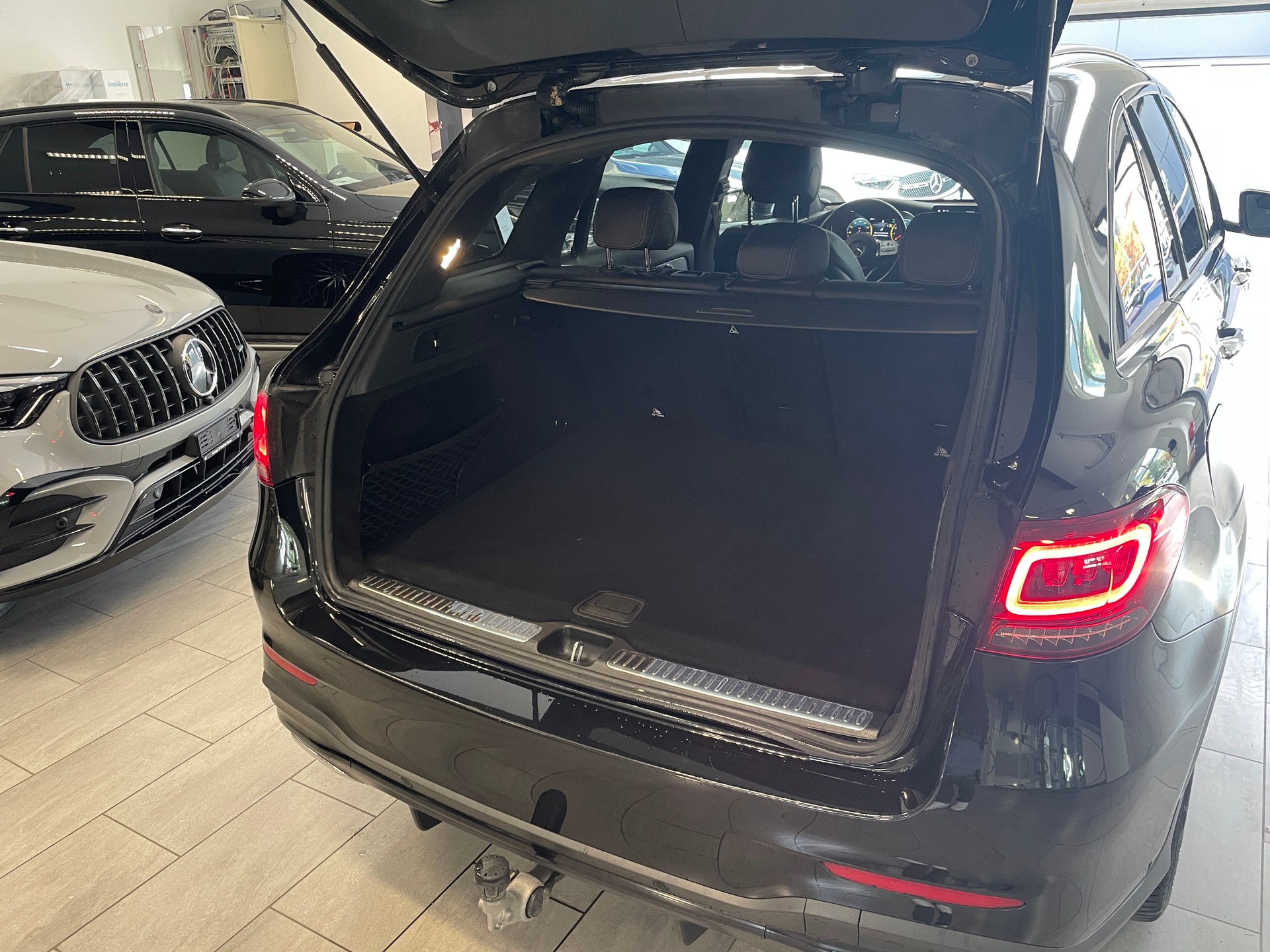 MERCEDES-BENZ GLC 300 AMG Line 4Matic 9G-Tronic-image-6