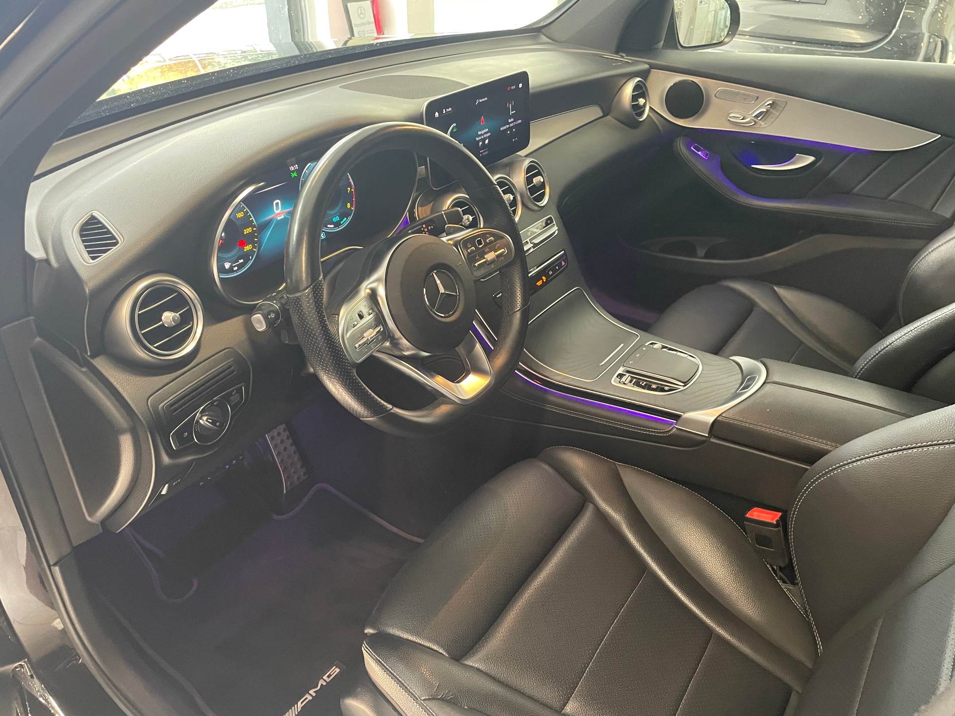 MERCEDES-BENZ GLC 300 AMG Line 4Matic 9G-Tronic-image-10